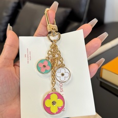 🔥Lv 钥匙扣包包挂件挂饰 SPring Street Chain 包饰将 Monogram 花卉💗和 LV 字母等经典 🔥Lv 钥匙扣包包挂件挂饰 SPring Street Chain 包饰将 Monogram 花卉💗和 LV 字母等经典