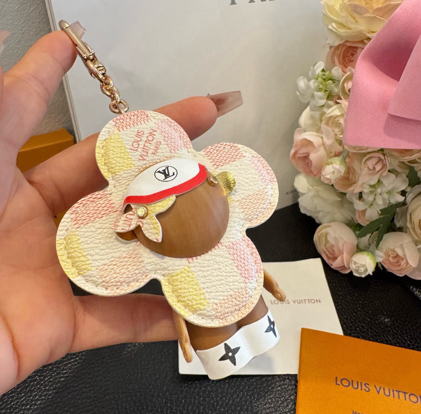 🔥LOUIS VUITTON新款挂件包饰与钥匙扣。LV薇薇安太阳花包包挂件 手机壳挂件 可满足各种时尚品味的实用配饰。凸