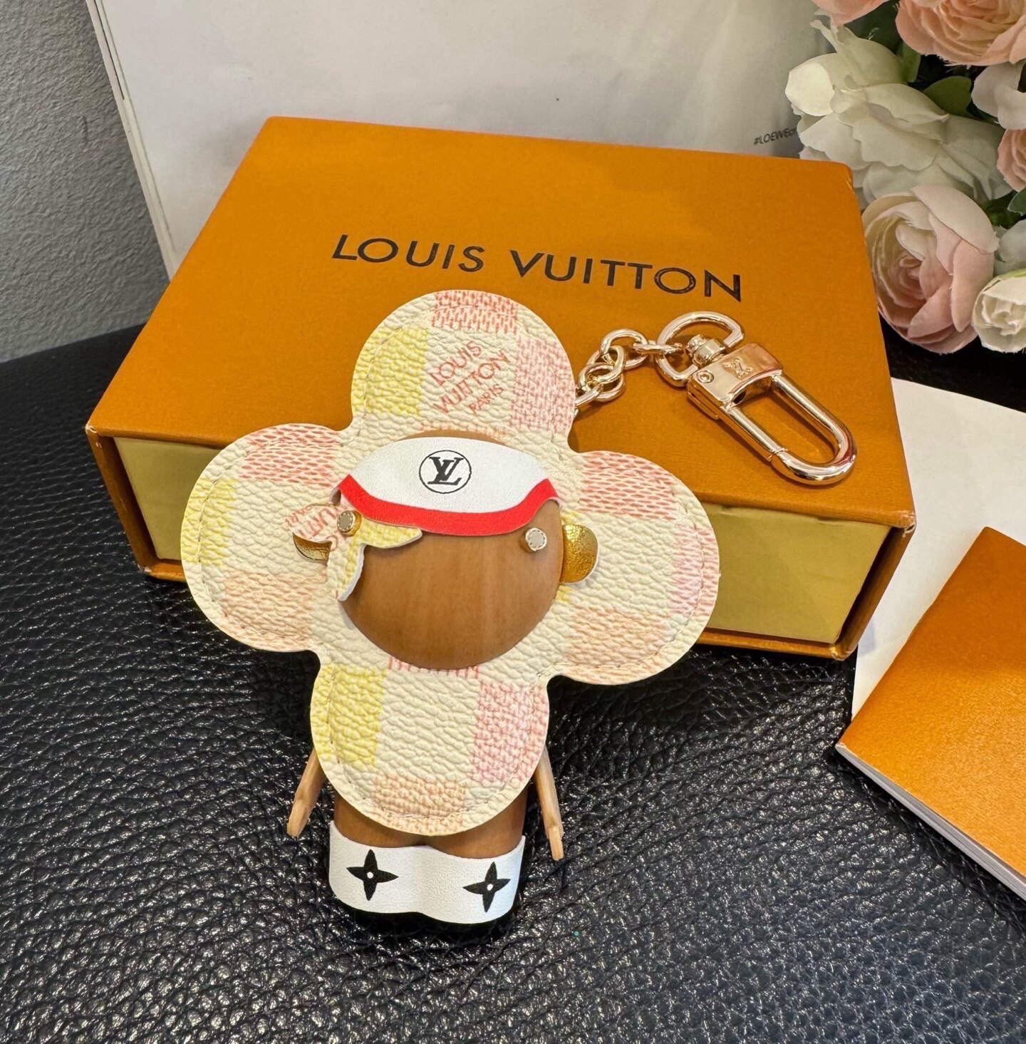 🔥LOUIS VUITTON新款挂件包饰与钥匙扣。LV薇薇安太阳花包包挂件 手机壳挂件 可满足各种时尚品味的实用配饰。凸