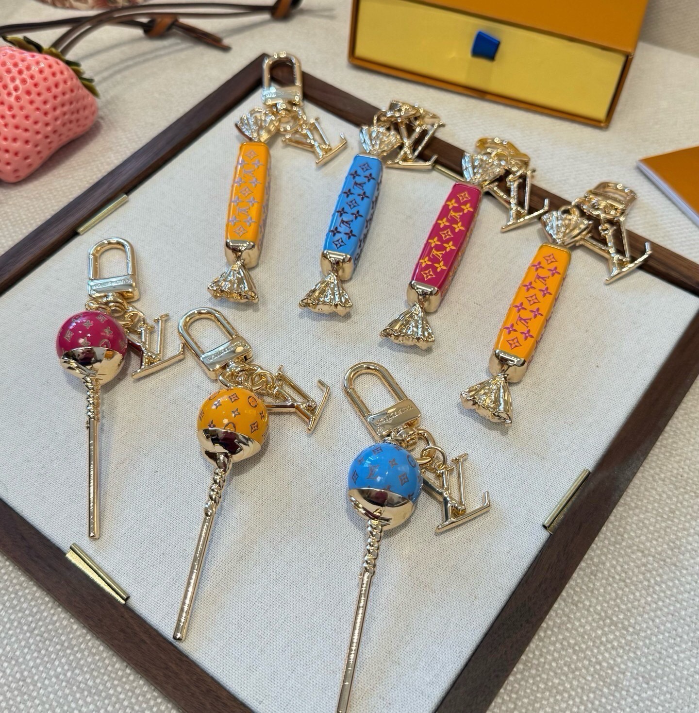 新款 LOUIS VUITTON新款 LV棒棒糖🍭🍬钥匙扣 包包挂件挂饰 钥匙扣 ☀本款 LV Sweets 包饰汲取童 新款 LOUIS VUITTON新款 LV棒棒糖🍭🍬钥匙扣 包包挂件挂饰 钥匙扣 ☀本款 LV Sweets 包饰汲取童
