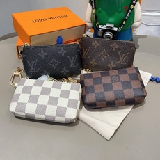 LV零钱包卡包 挂饰☀️Louis Vuitton 路易威登lv钥匙扣钥匙包卡包PU材质 原版logo 可放卡片 零钱 LV零钱包卡包 挂饰☀️Louis Vuitton 路易威登lv钥匙扣钥匙包卡包PU材质 原版logo 可放卡片 零钱