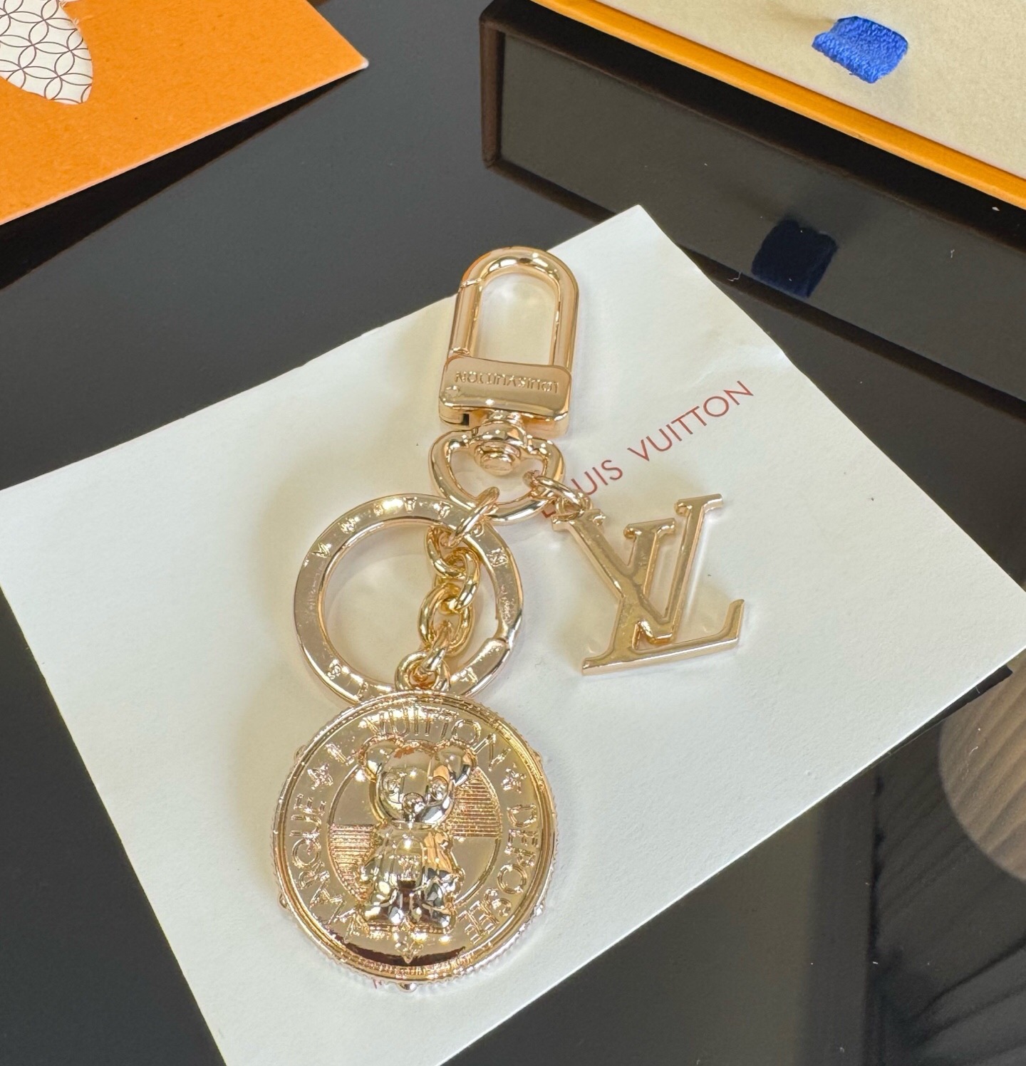 官网新款🔥LV钥匙扣挂件 ，路易威登包包挂饰  精选莹亮金属材质，链节设计灵感源自航海主题，点缀经典LV标志，搭配精致小