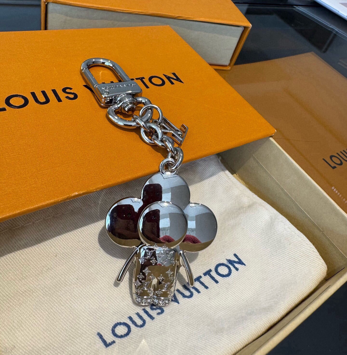 LV钥匙扣 薇薇安新款钥匙扣 包包挂件包饰 SPring Street Chain 包饰将 Monogram 花卉和 L LV钥匙扣 薇薇安新款钥匙扣 包包挂件包饰 SPring Street Chain 包饰将 Monogram 花卉和 L