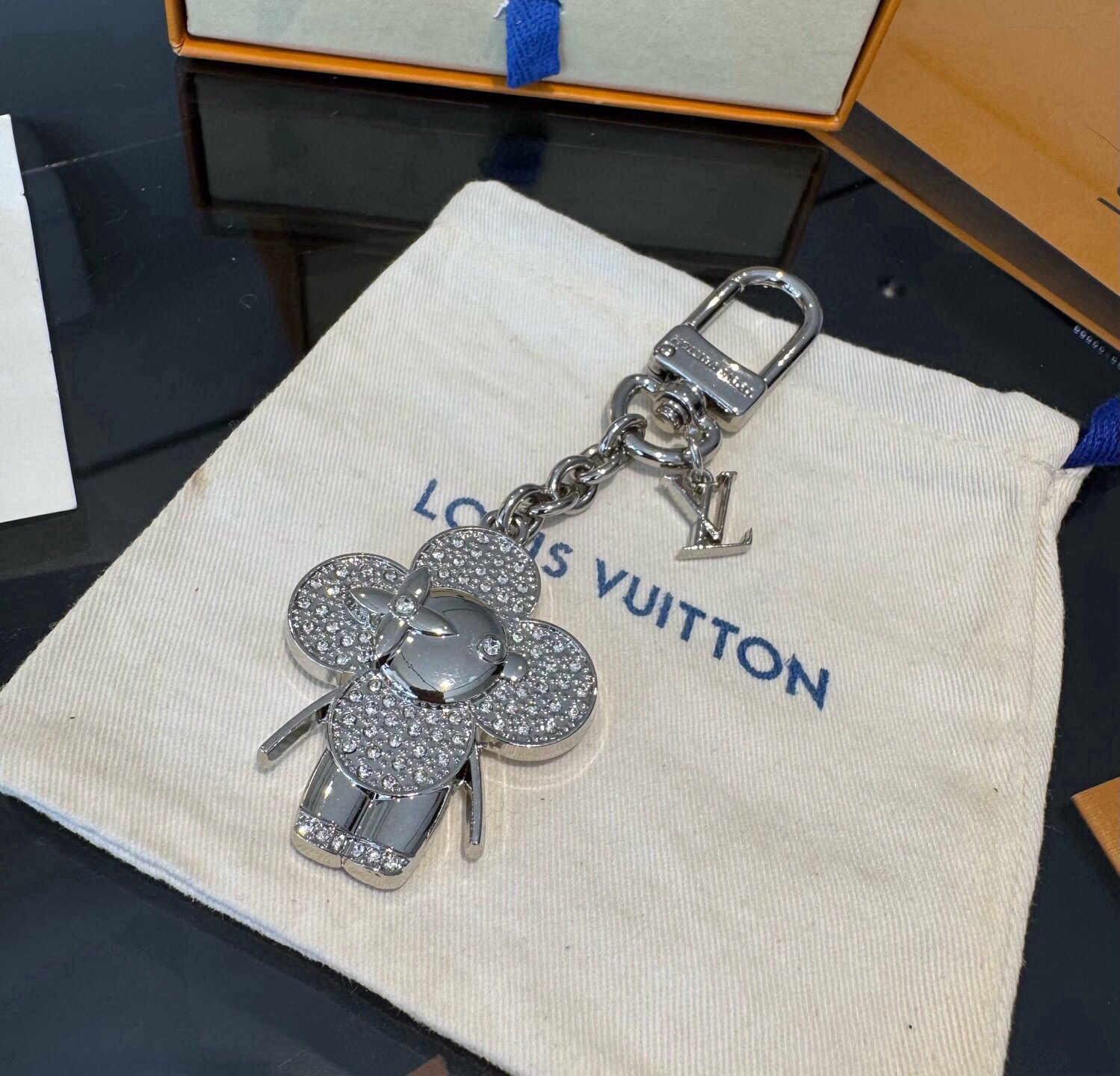 LV钥匙扣 薇薇安新款钥匙扣 包包挂件包饰 SPring Street Chain 包饰将 Monogram 花卉和 L LV钥匙扣 薇薇安新款钥匙扣 包包挂件包饰 SPring Street Chain 包饰将 Monogram 花卉和 L