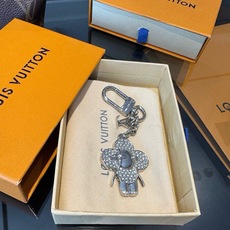 LV钥匙扣 薇薇安新款钥匙扣 包包挂件包饰 SPring Street Chain 包饰将 Monogram 花卉和 L LV钥匙扣 薇薇安新款钥匙扣 包包挂件包饰 SPring Street Chain 包饰将 Monogram 花卉和 L