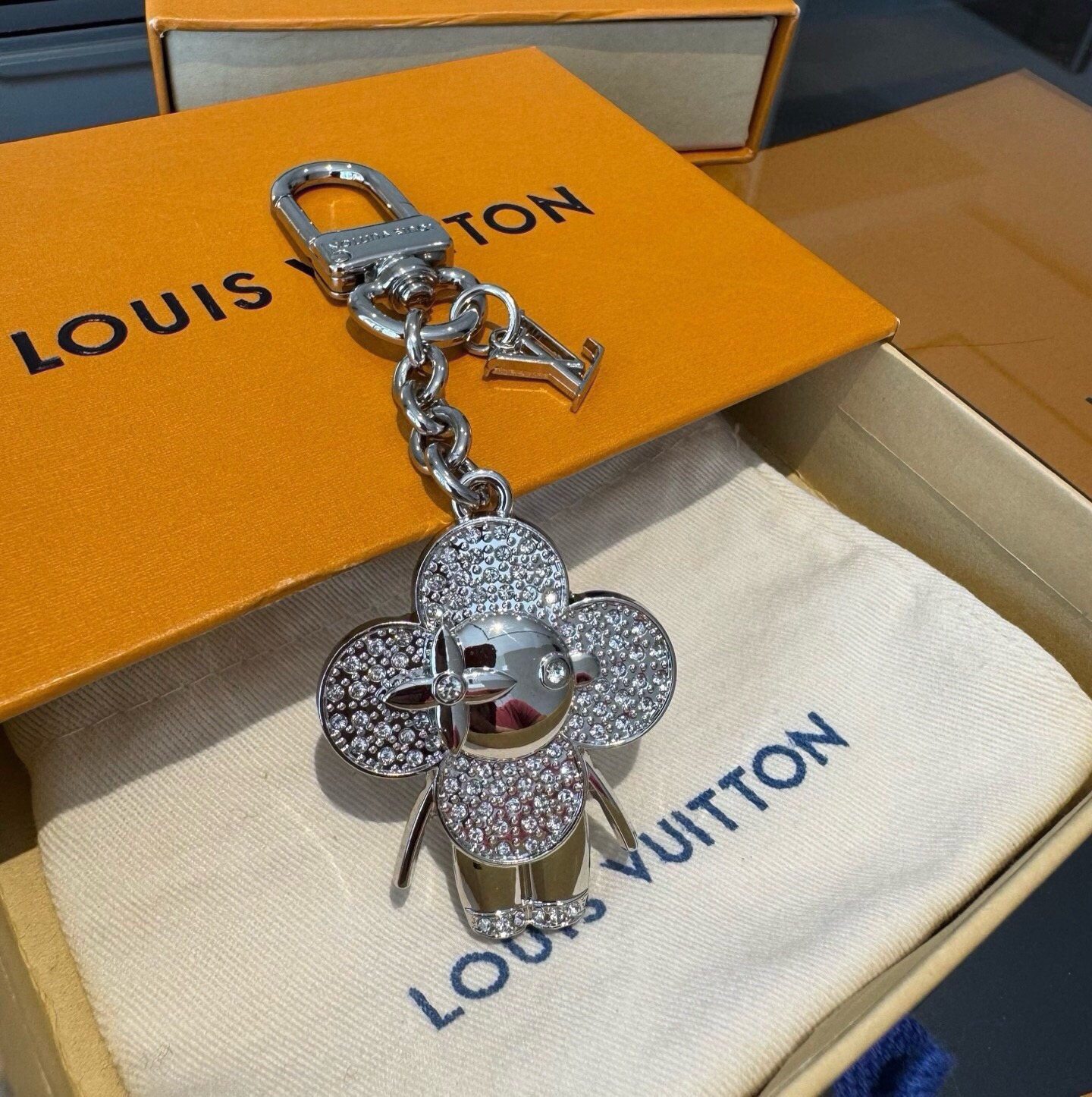 LV钥匙扣 薇薇安新款钥匙扣 包包挂件包饰 SPring Street Chain 包饰将 Monogram 花卉和 L LV钥匙扣 薇薇安新款钥匙扣 包包挂件包饰 SPring Street Chain 包饰将 Monogram 花卉和 L