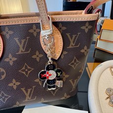 LV钥匙扣 薇薇安新款钥匙扣 包包挂件包饰 SPring Street Chain 包饰将 Monogram 花卉和 L LV钥匙扣 薇薇安新款钥匙扣 包包挂件包饰 SPring Street Chain 包饰将 Monogram 花卉和 L