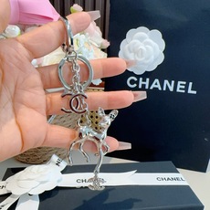 🔥CHANEL香奈儿梅花鹿🦌钥匙扣挂件 ~包包挂饰车钥匙挂件 经典双C标志,奢华与趣味并存。随身挂包/钥匙,解锁好运与财 🔥CHANEL香奈儿梅花鹿🦌钥匙扣挂件 ~包包挂饰车钥匙挂件 经典双C标志,奢华与趣味并存。随身挂包/钥匙,解锁好运与财