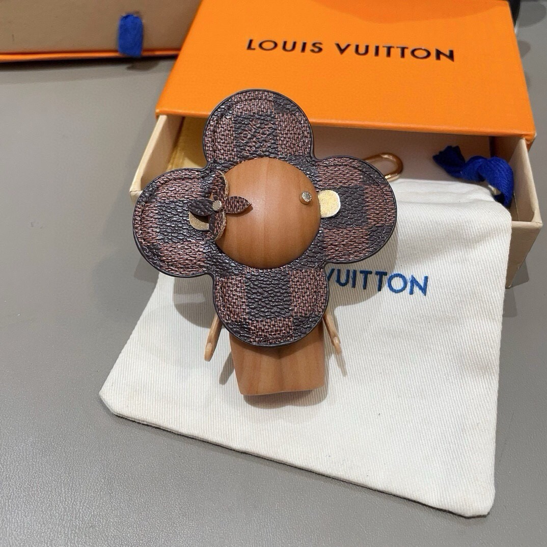 🔥LOUIS VUITTON新款包饰与钥匙扣。LV薇薇安太阳花包包挂件 手机壳挂件 可满足各种时尚品味的实用配饰。凸显时
