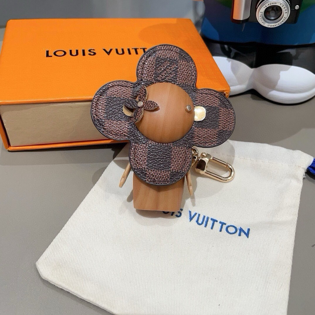 🔥LOUIS VUITTON新款包饰与钥匙扣。LV薇薇安太阳花包包挂件 手机壳挂件 可满足各种时尚品味的实用配饰。凸显时