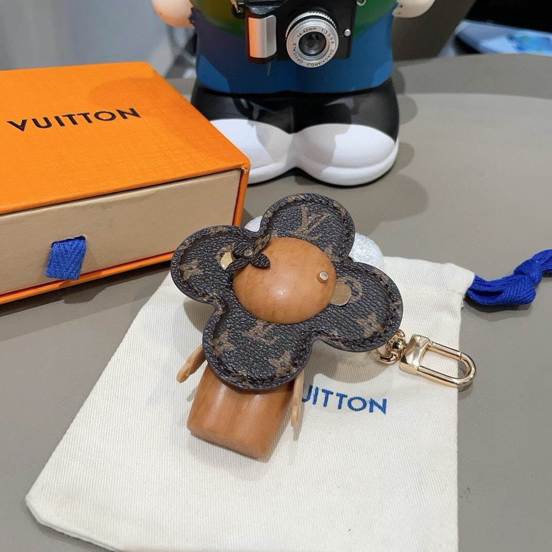 🔥LOUIS VUITTON新款包饰与钥匙扣。LV薇薇安太阳花包包挂件 手机壳挂件 可满足各种时尚品味的实用配饰。凸显时