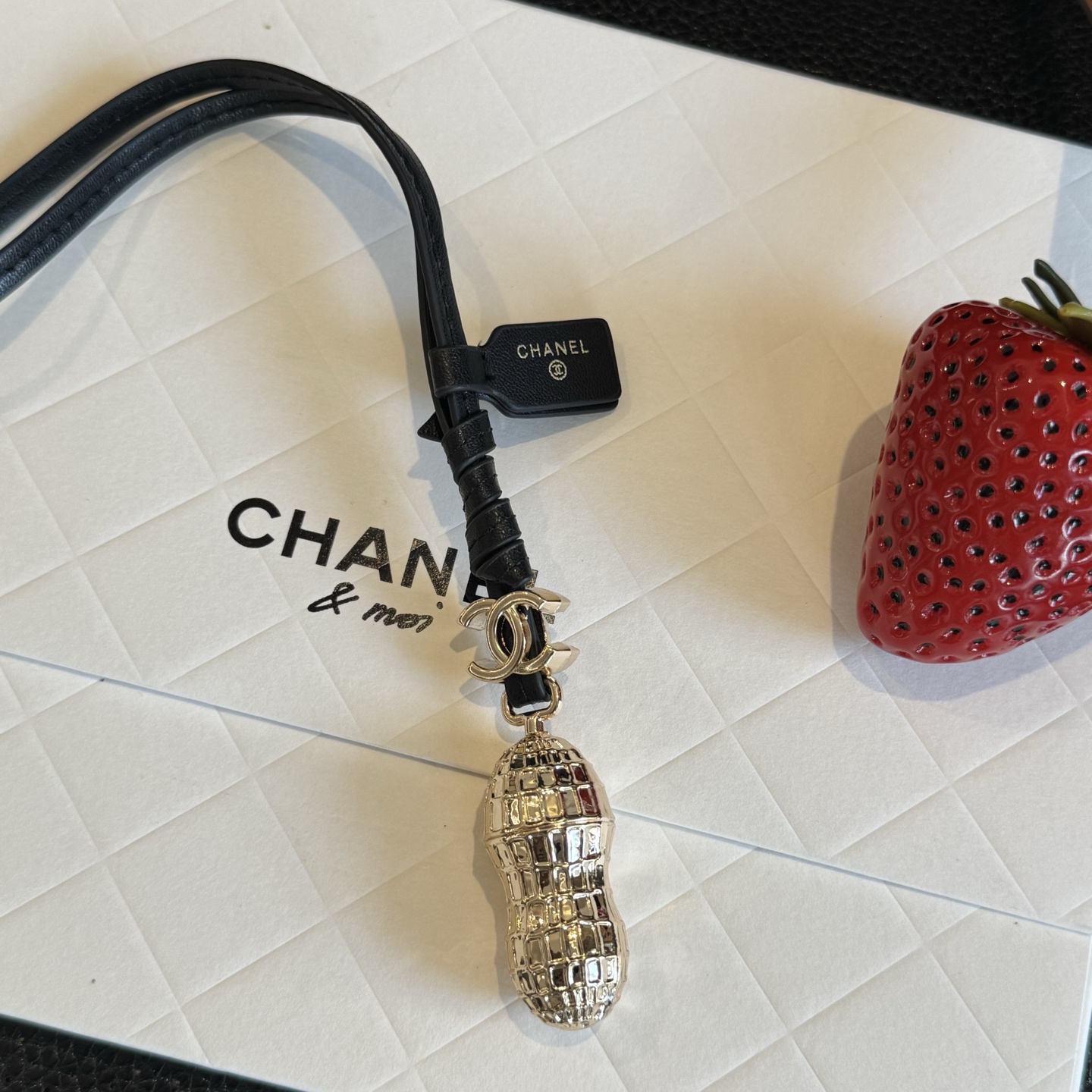 新款香奈儿 🥜花生挂饰 钥匙扣 包包挂件,寓意 好事发生 每个包包都能搭配 可挂包、车挂 轻松提升穿搭精致度,是2026 新款香奈儿 🥜花生挂饰 钥匙扣 包包挂件,寓意 好事发生 每个包包都能搭配 可挂包、车挂 轻松提升穿搭精致度,是2026