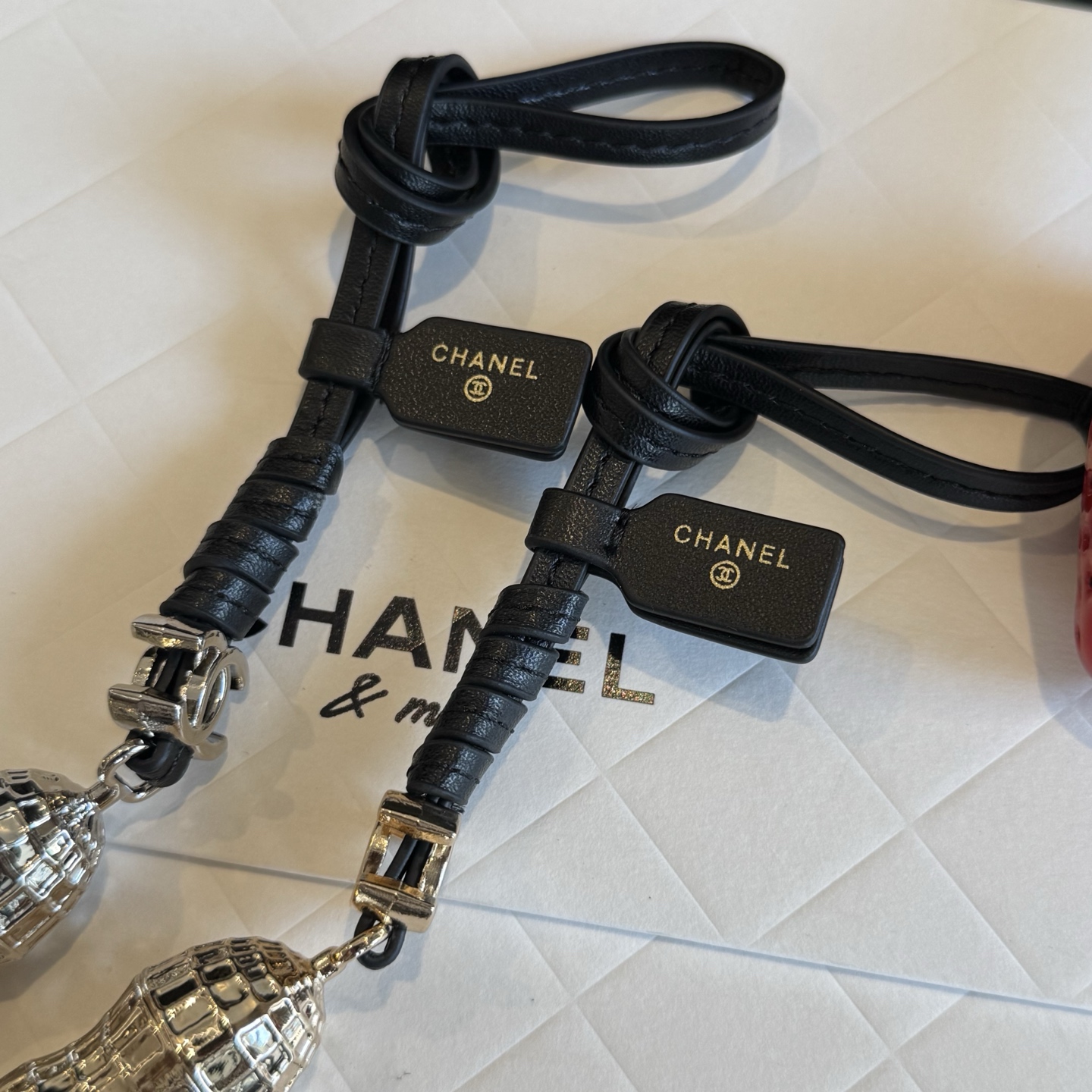 新款香奈儿 🥜花生挂饰 钥匙扣 包包挂件,寓意 好事发生 每个包包都能搭配 可挂包、车挂 轻松提升穿搭精致度,是2026 新款香奈儿 🥜花生挂饰 钥匙扣 包包挂件,寓意 好事发生 每个包包都能搭配 可挂包、车挂 轻松提升穿搭精致度,是2026