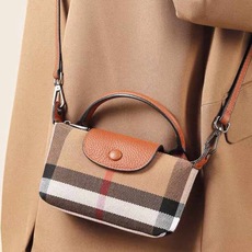 ❤️Burberry巴宝莉手机包,经典格子帆布拼接牛皮,斜挎小包官网同款 mini手提包包 生活出门不需要带现金的时代, ❤️Burberry巴宝莉手机包,经典格子帆布拼接牛皮,斜挎小包官网同款 mini手提包包 生活出门不需要带现金的时代,