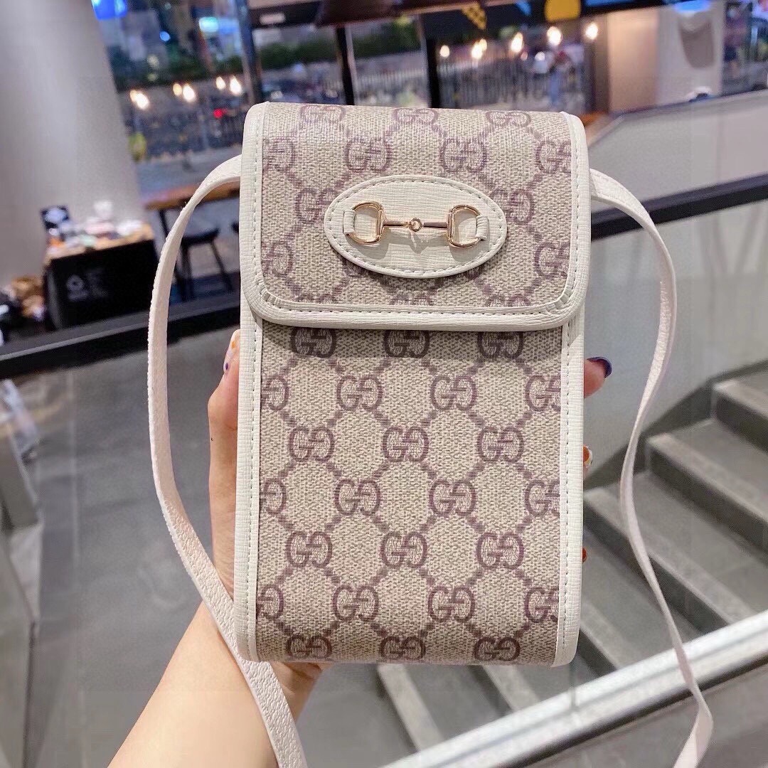 🔥 Gucci马衔扣通用手机包 生活出门不需要带现金的时代,这个包完全可以满足你日常使用 内含卡片槽位,翻盖设计,简单方 🔥 Gucci马衔扣通用手机包 生活出门不需要带现金的时代,这个包完全可以满足你日常使用 内含卡片槽位,翻盖设计,简单方