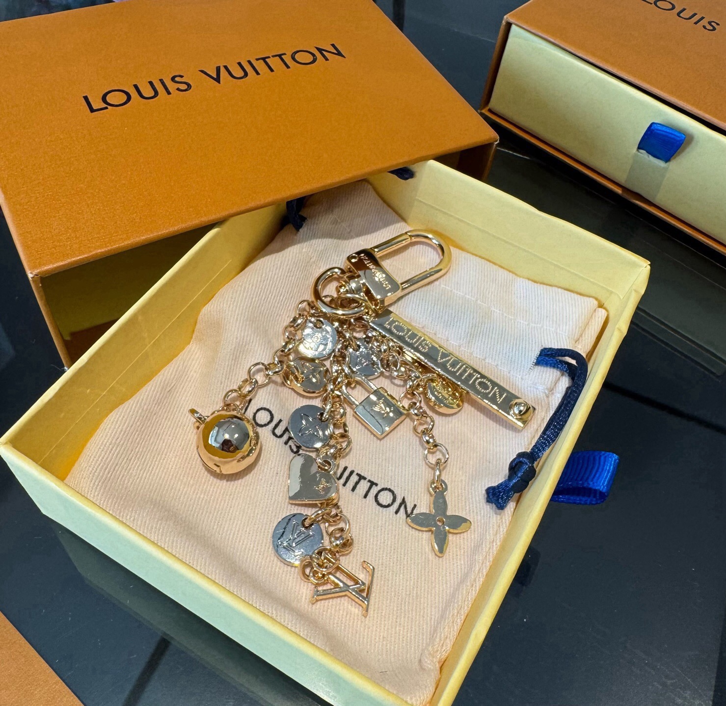 🔥LV 钥匙扣 路易威登新款钥匙扣 ，包包挂件 配饰 多元素材质，舒展时尚个性！