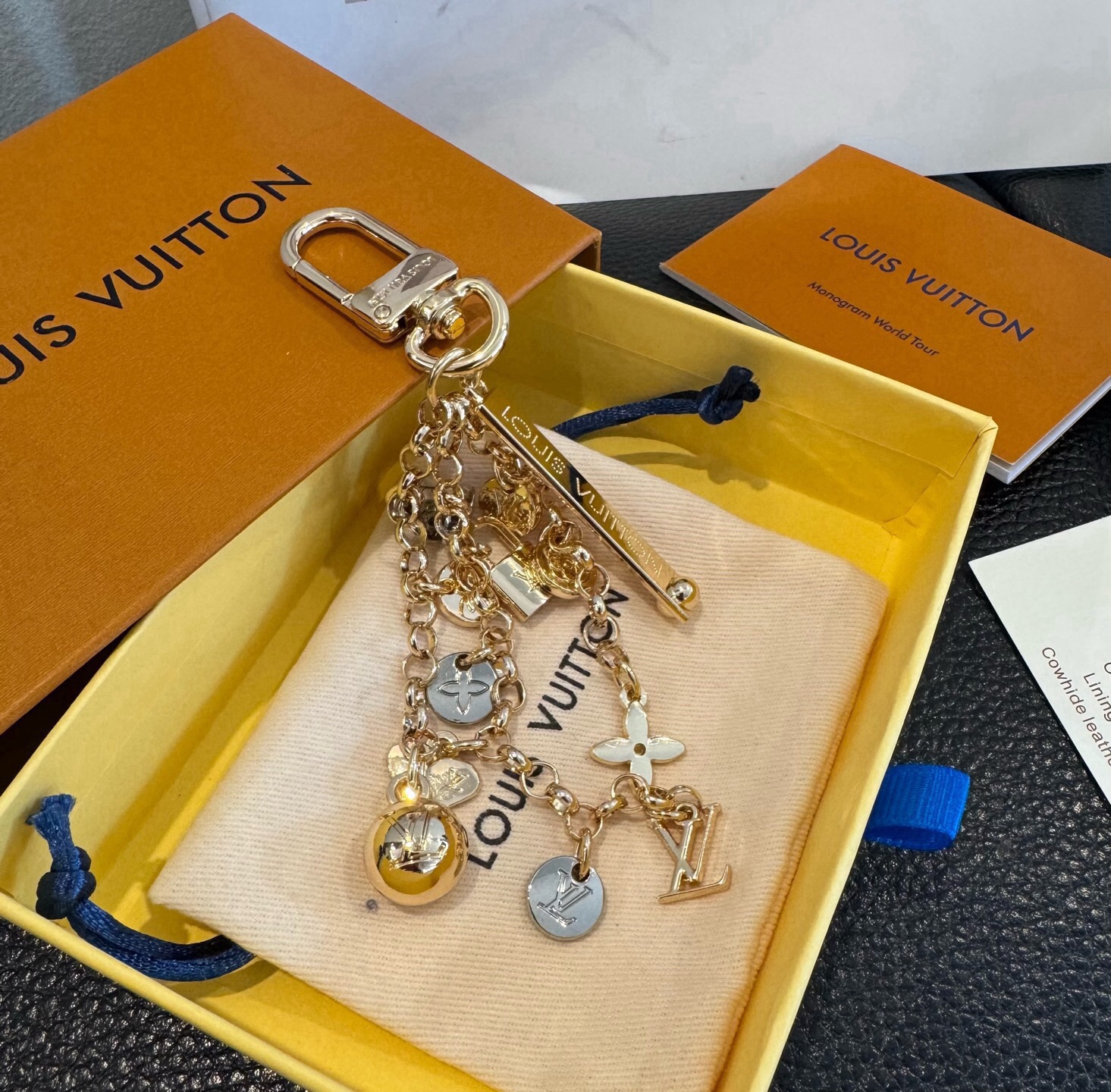 🔥LV 钥匙扣 路易威登新款钥匙扣 ，包包挂件 配饰 多元素材质，舒展时尚个性！