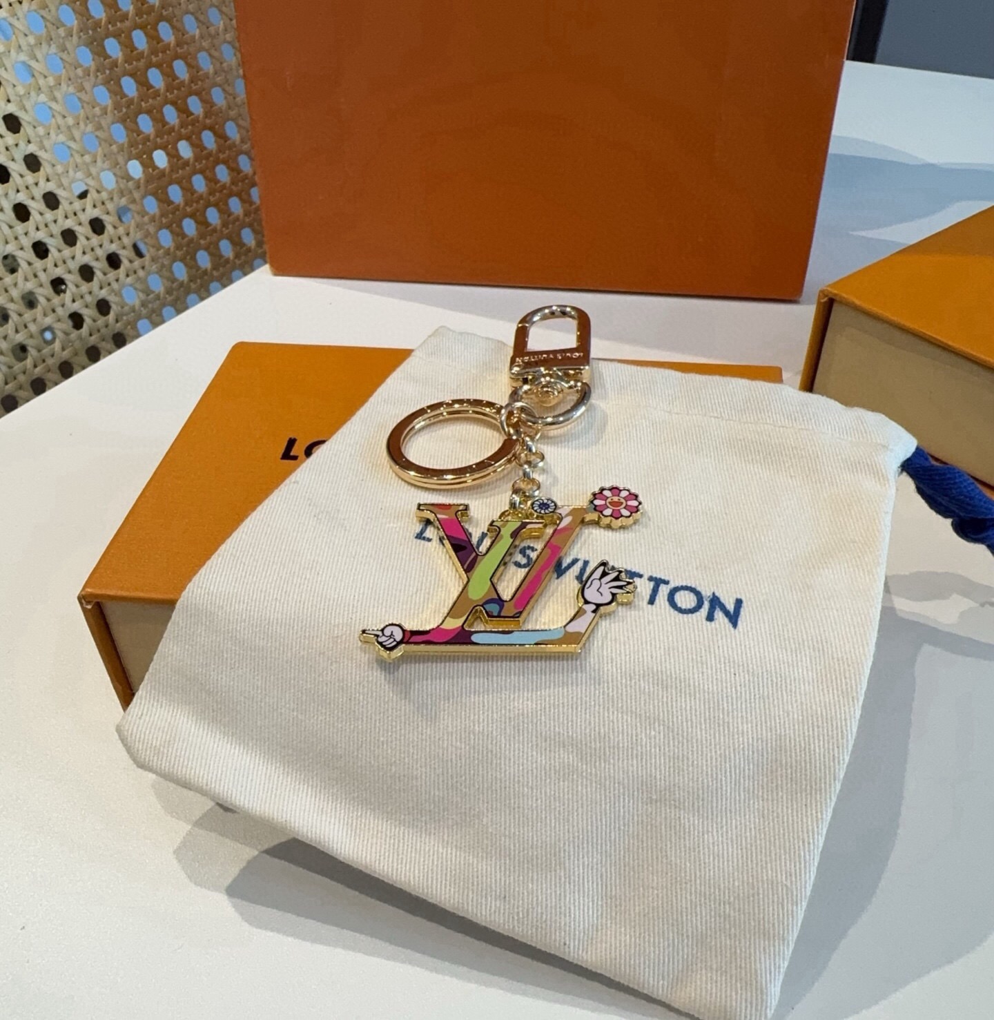 🔥LV村上隆钥匙扣包包挂饰 LV X TM LV ICONIC SUPERFLAT 钥匙扣 路易威登再度携手日本艺术家村 🔥LV村上隆钥匙扣包包挂饰 LV X TM LV ICONIC SUPERFLAT 钥匙扣 路易威登再度携手日本艺术家村