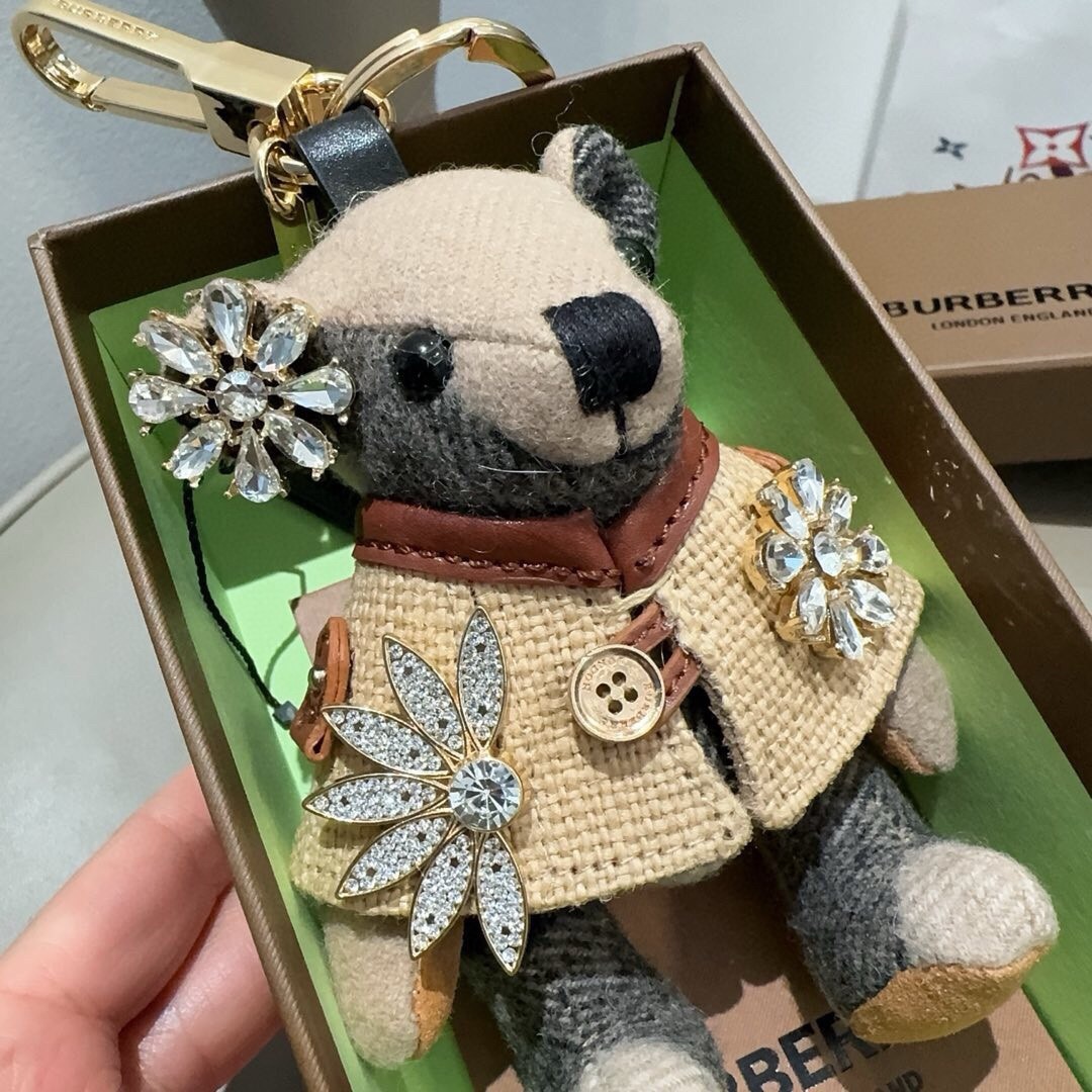 🔥Burberry代工厂小熊🐻挂件,巴宝莉钻扣熊🐻钥匙扣包包挂件 温柔到心里🥰 内部填充物与专柜一致,手感真的很赞[ 🔥Burberry代工厂小熊🐻挂件,巴宝莉钻扣熊🐻钥匙扣包包挂件 温柔到心里🥰 内部填充物与专柜一致,手感真的很赞[