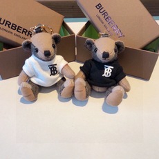 Burberry代工厂小熊🐻挂件,巴宝莉🐻卫衣泰迪熊钥匙扣挂件 温柔到心里🥰 准备已久、精致自留 ! 内部填充物与专 Burberry代工厂小熊🐻挂件,巴宝莉🐻卫衣泰迪熊钥匙扣挂件 温柔到心里🥰 准备已久、精致自留 ! 内部填充物与专