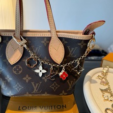 🔥 lv钥匙扣 包包挂链 挂饰 Fleur de Monogram 包饰链条聚焦经典 Monogram 元素,可为路易威 🔥 lv钥匙扣 包包挂链 挂饰 Fleur de Monogram 包饰链条聚焦经典 Monogram 元素,可为路易威