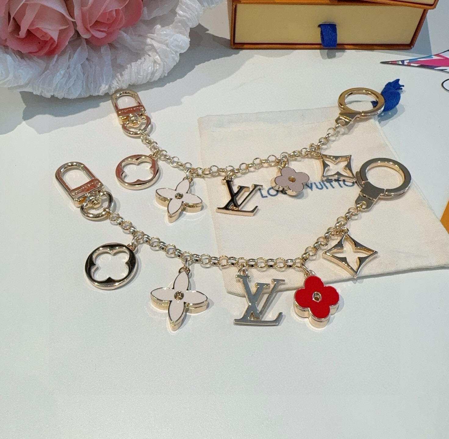 🔥 lv钥匙扣 包包挂链 挂饰 Fleur de Monogram 包饰链条聚焦经典 Monogram 元素，可为路易威