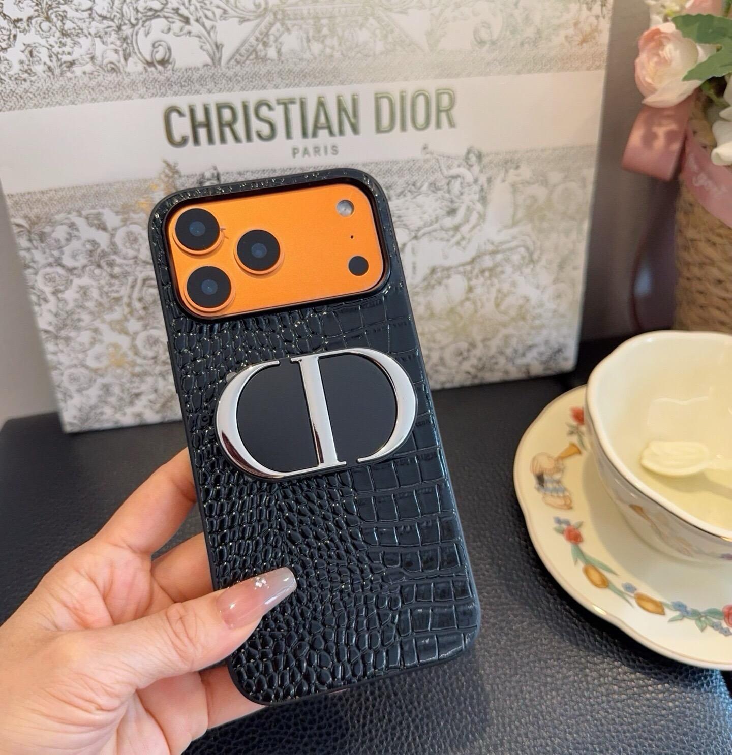 🔥🔥🔥的一塌糊涂[耶][勾引] 迪奥#Dior#手机壳➕支架 Dior真的美哭了!!! 手机和镜子合二为一，随时随地的形