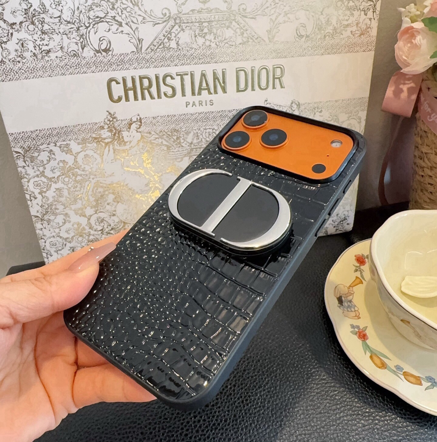 🔥🔥🔥的一塌糊涂[耶][勾引] 迪奥#Dior#手机壳➕支架 Dior真的美哭了!!! 手机和镜子合二为一，随时随地的形