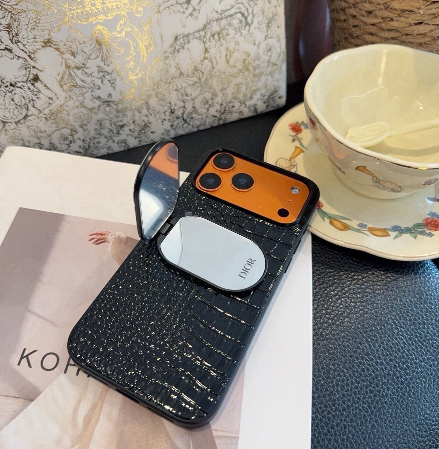 🔥🔥🔥的一塌糊涂[耶][勾引] 迪奥#Dior#手机壳➕支架 Dior真的美哭了!!! 手机和镜子合二为一，随时随地的形