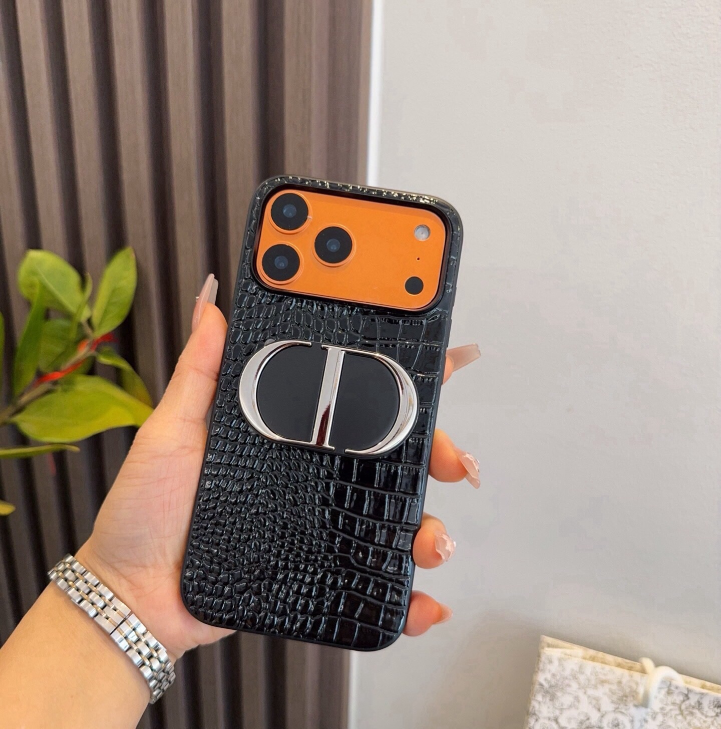 🔥🔥🔥的一塌糊涂[耶][勾引] 迪奥#Dior#手机壳➕支架 Dior真的美哭了!!! 手机和镜子合二为一，随时随地的形
