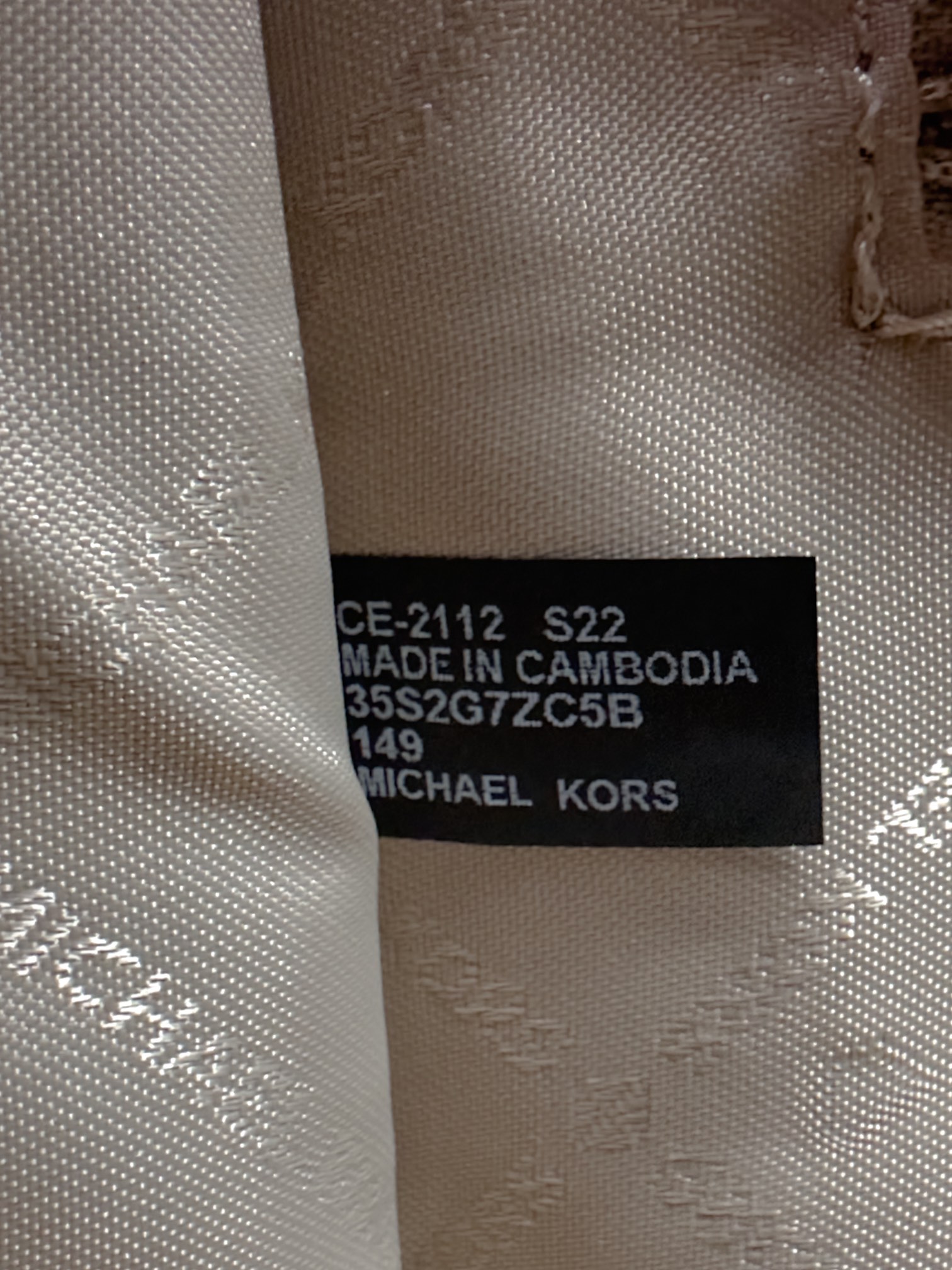 Michael Kors 印花打造包身，上缀 Michael Kors 字母印花装饰，皮革