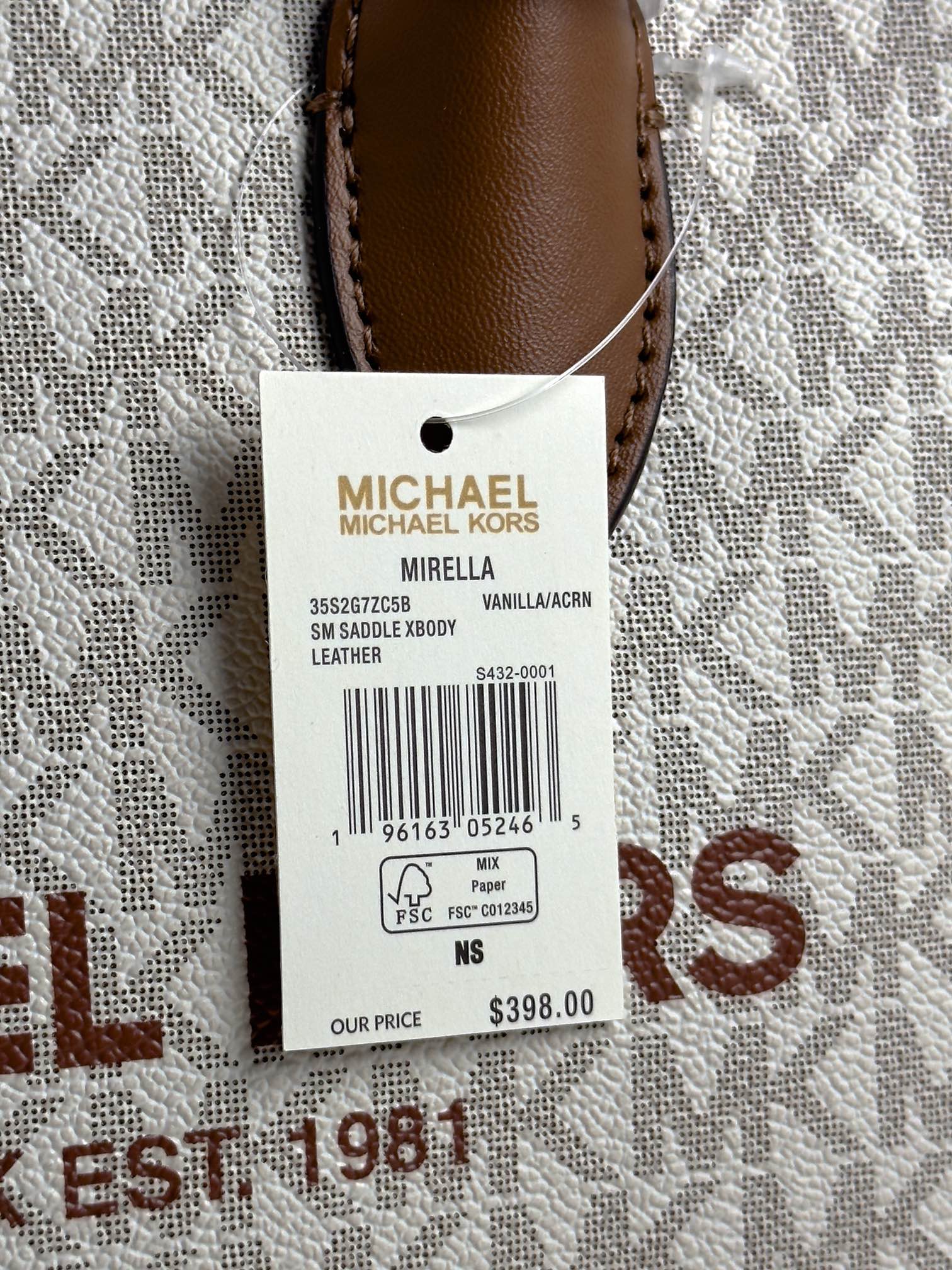 Michael Kors 印花打造包身，上缀 Michael Kors 字母印花装饰，皮革