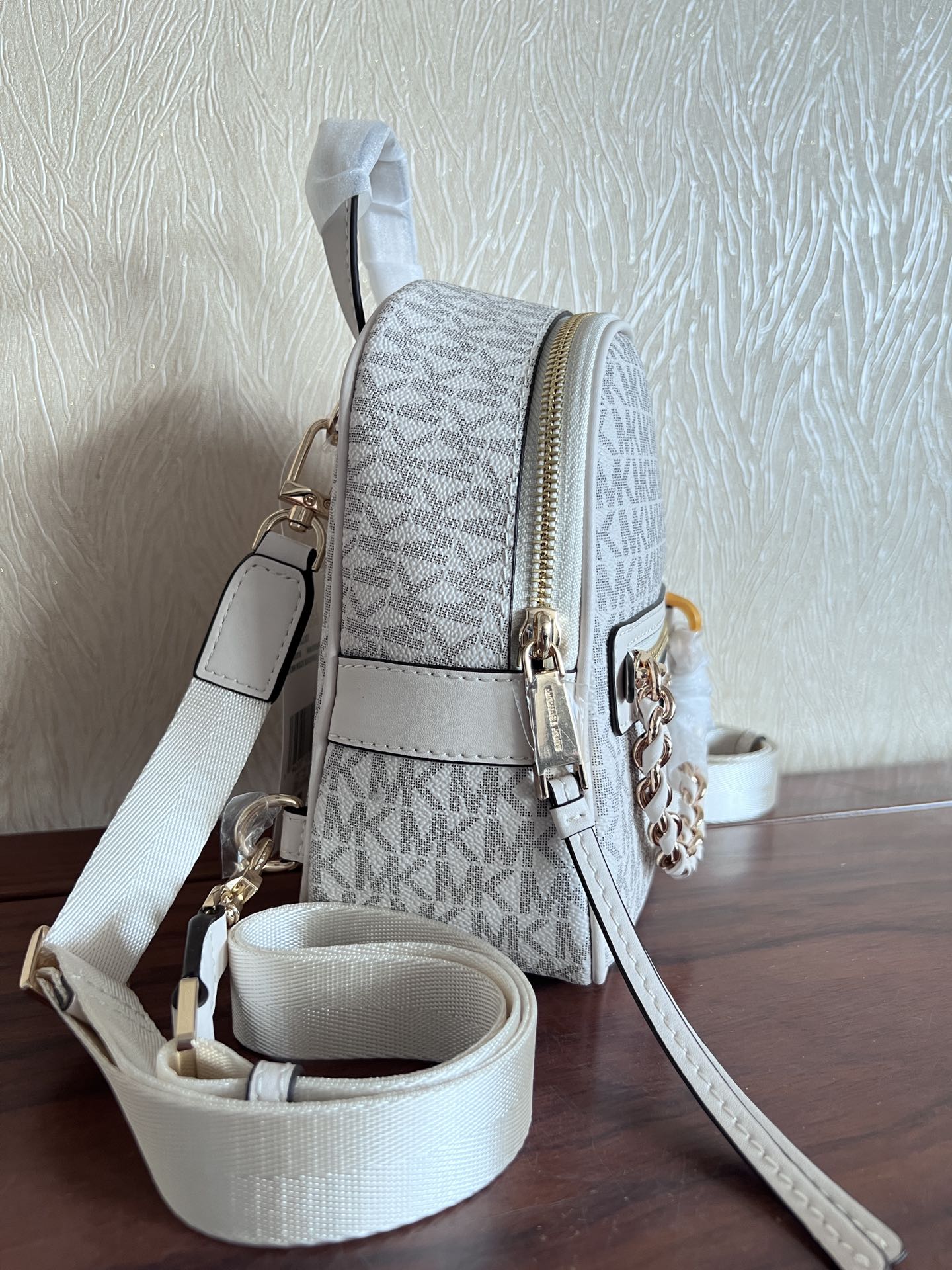 Michael Kors ～此款Elliot 超小号老花双肩包 采用香草白色品牌标志性 Logo印花材质打造小巧包身