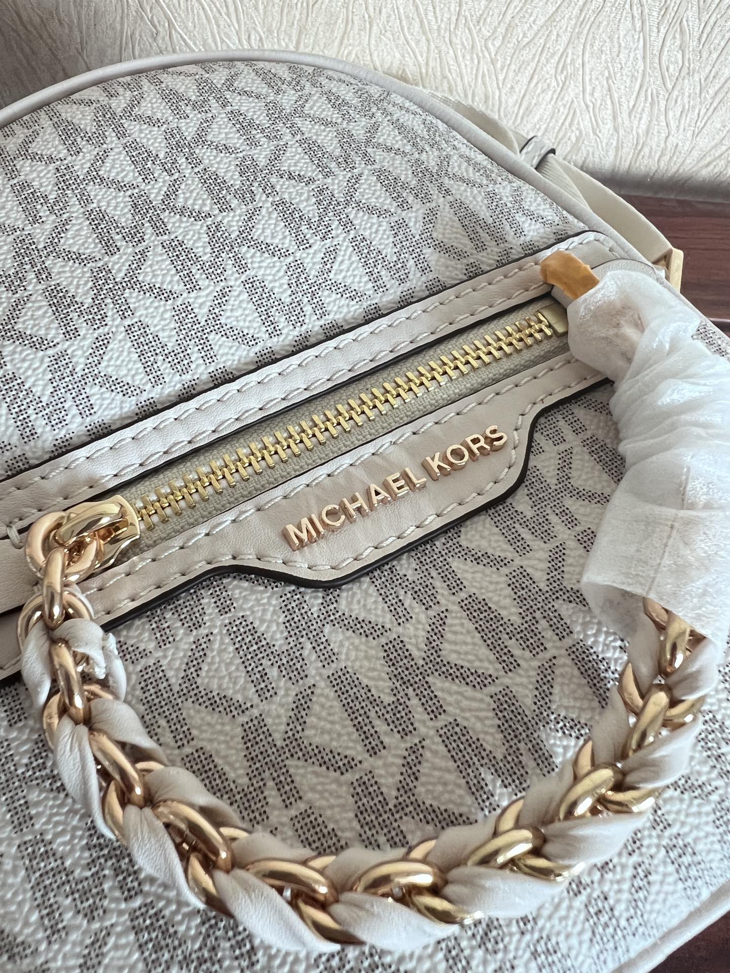 Michael Kors ～此款Elliot 超小号老花双肩包 采用香草白色品牌标志性 Logo印花材质打造小巧包身