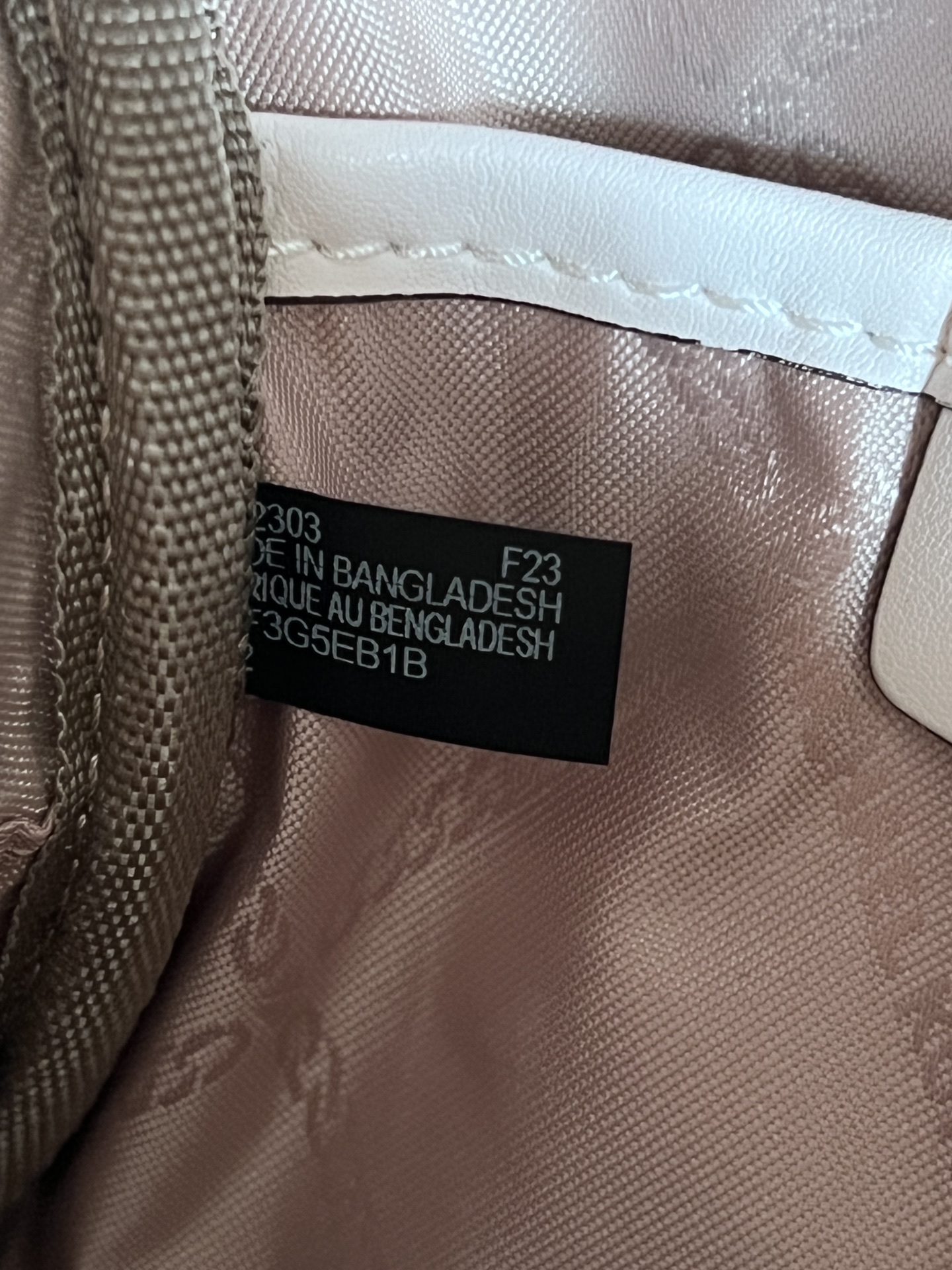 Michael Kors ～此款Elliot 超小号老花双肩包 采用香草白色品牌标志性 Logo印花材质打造小巧包身