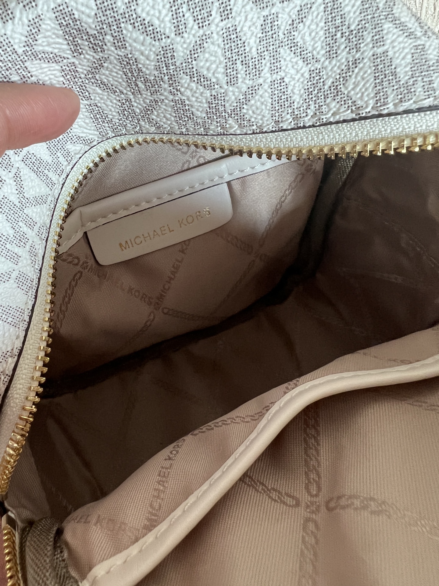 Michael Kors ～此款Elliot 超小号老花双肩包 采用香草白色品牌标志性 Logo印花材质打造小巧包身