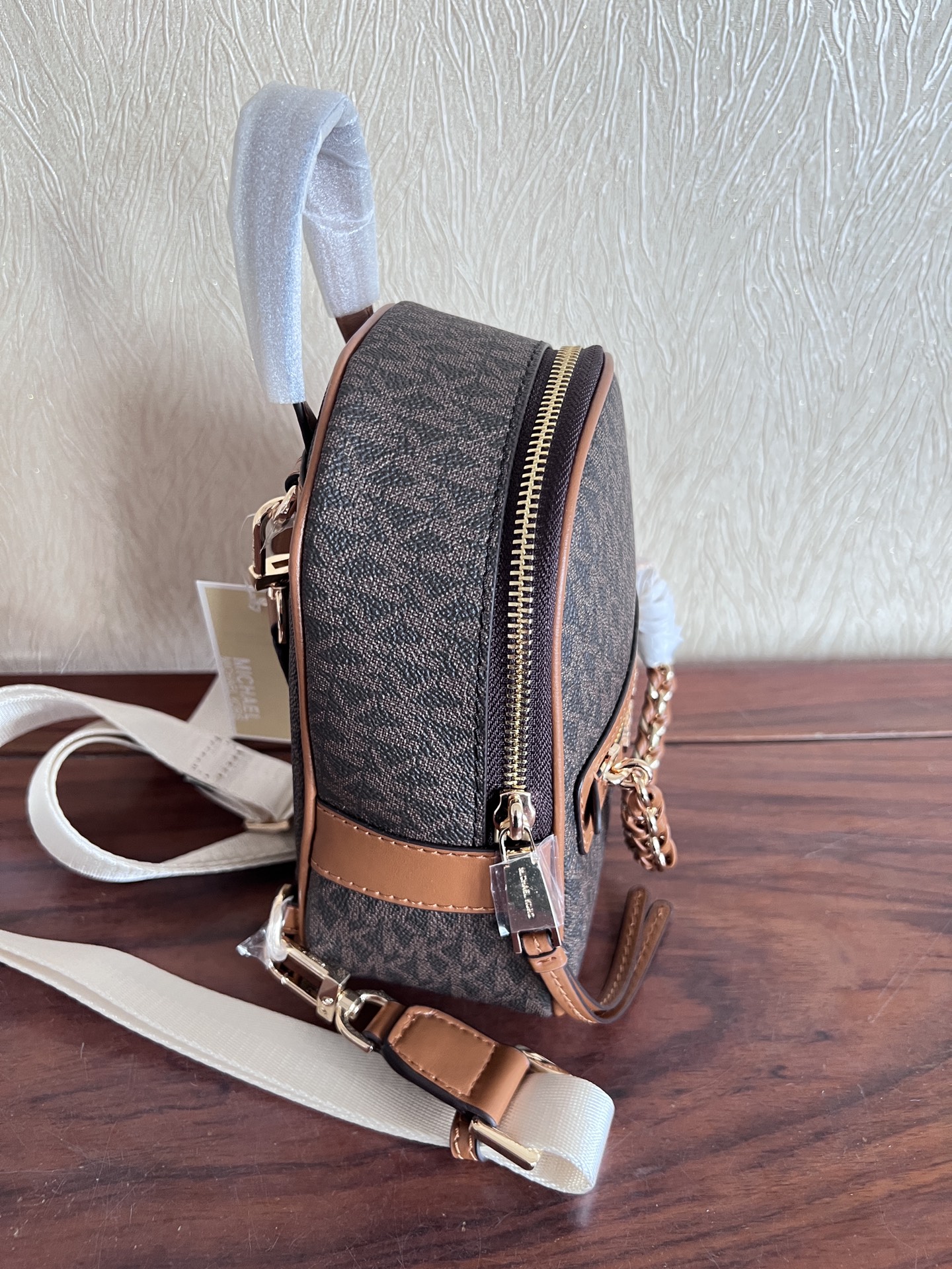 Michael Kors ～此款Elliot 超小号老花双肩包 采用香草白色品牌标志性 Logo印花材质打造小巧包身