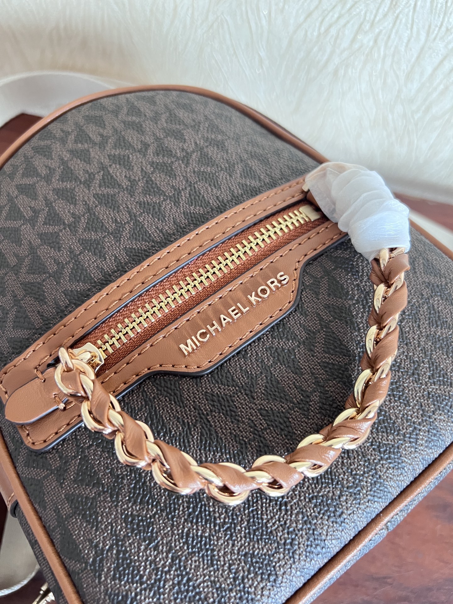 Michael Kors ～此款Elliot 超小号老花双肩包 采用香草白色品牌标志性 Logo印花材质打造小巧包身