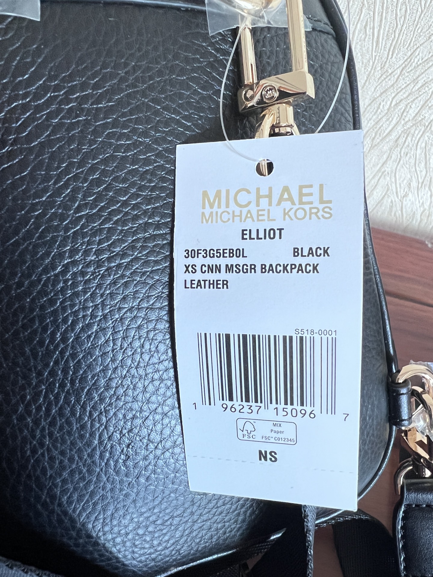 Michael Kors ～此款 Elliot 超小号皮质双肩包 采用 黑色材质打造小巧包身 上缀金属装饰链条