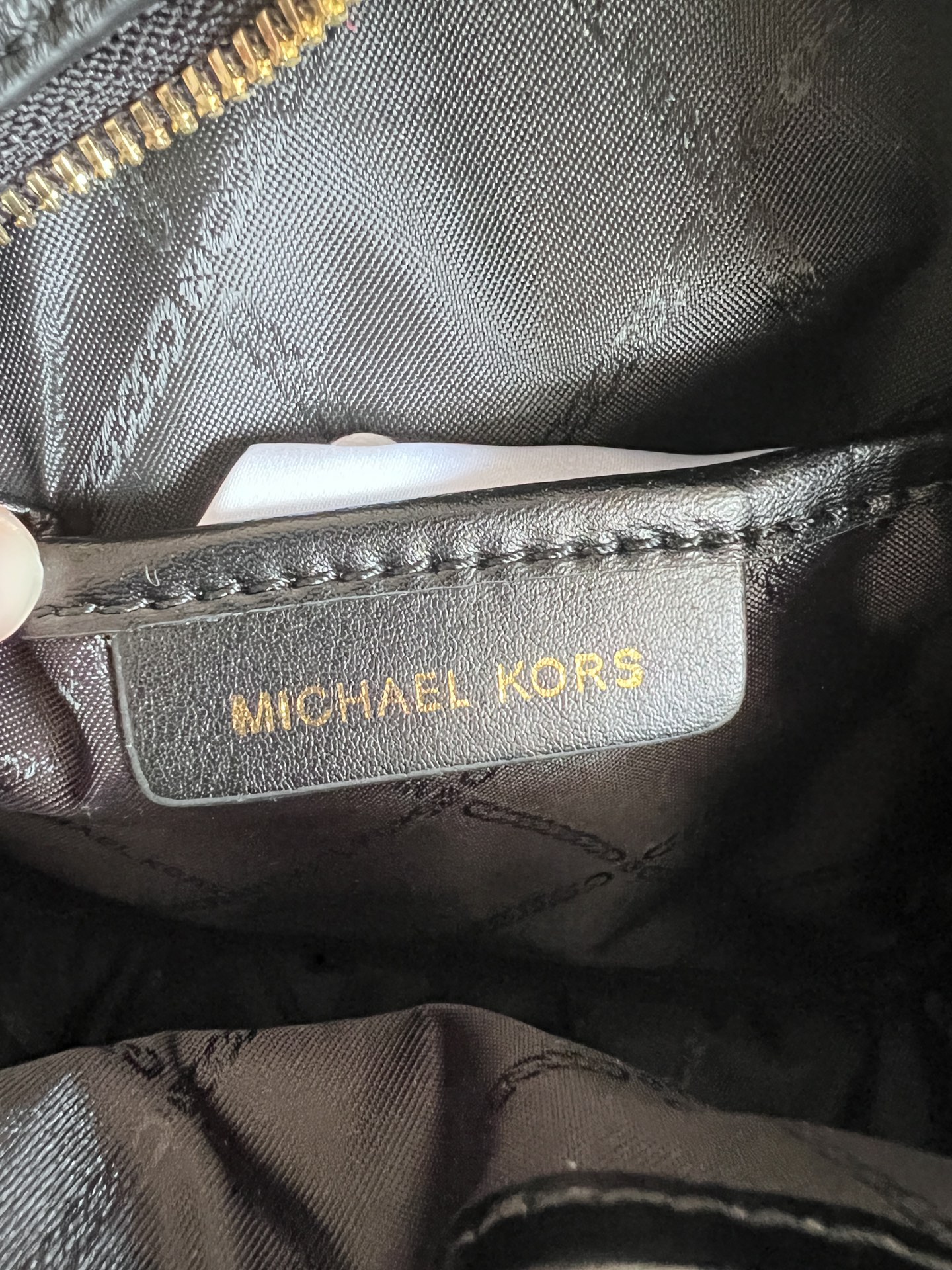 Michael Kors ～此款 Elliot 超小号皮质双肩包 采用 黑色材质打造小巧包身 上缀金属装饰链条