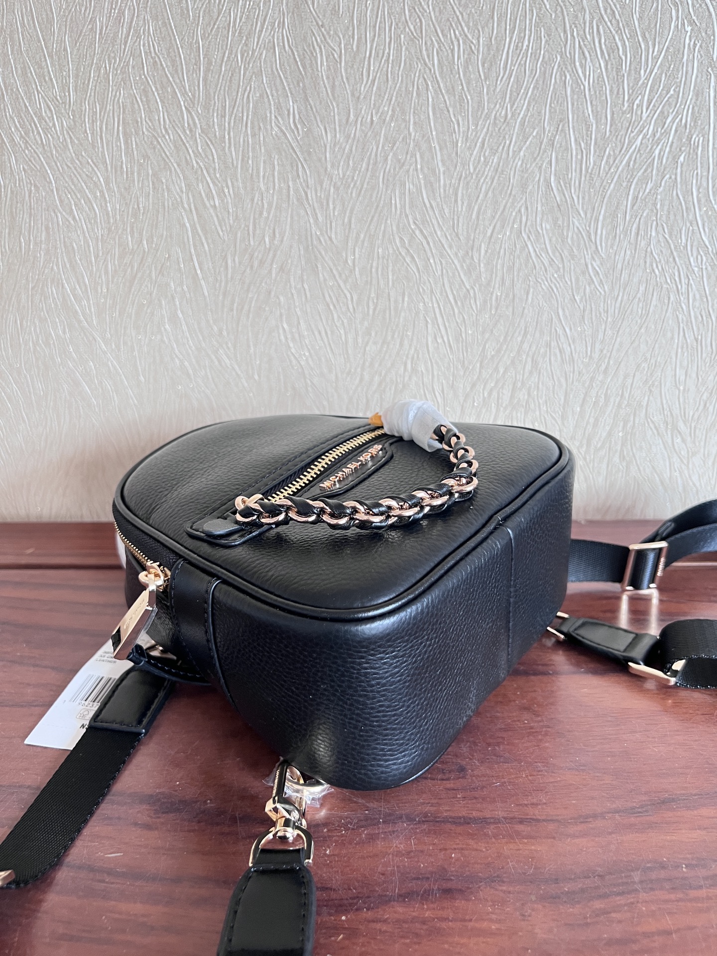 Michael Kors ～此款 Elliot 超小号皮质双肩包 采用 黑色材质打造小巧包身 上缀金属装饰链条