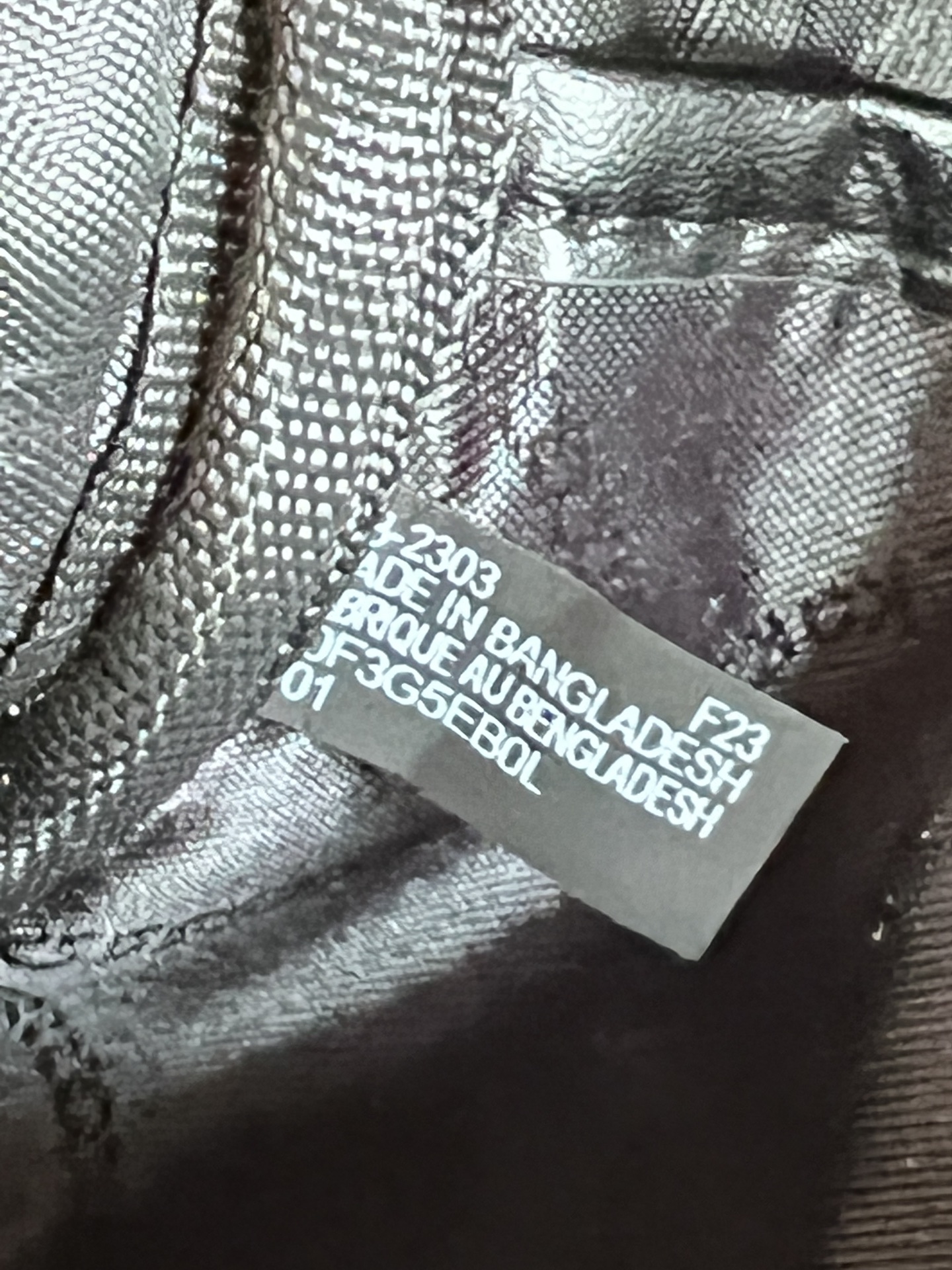 Michael Kors ～此款 Elliot 超小号皮质双肩包 采用 黑色材质打造小巧包身 上缀金属装饰链条