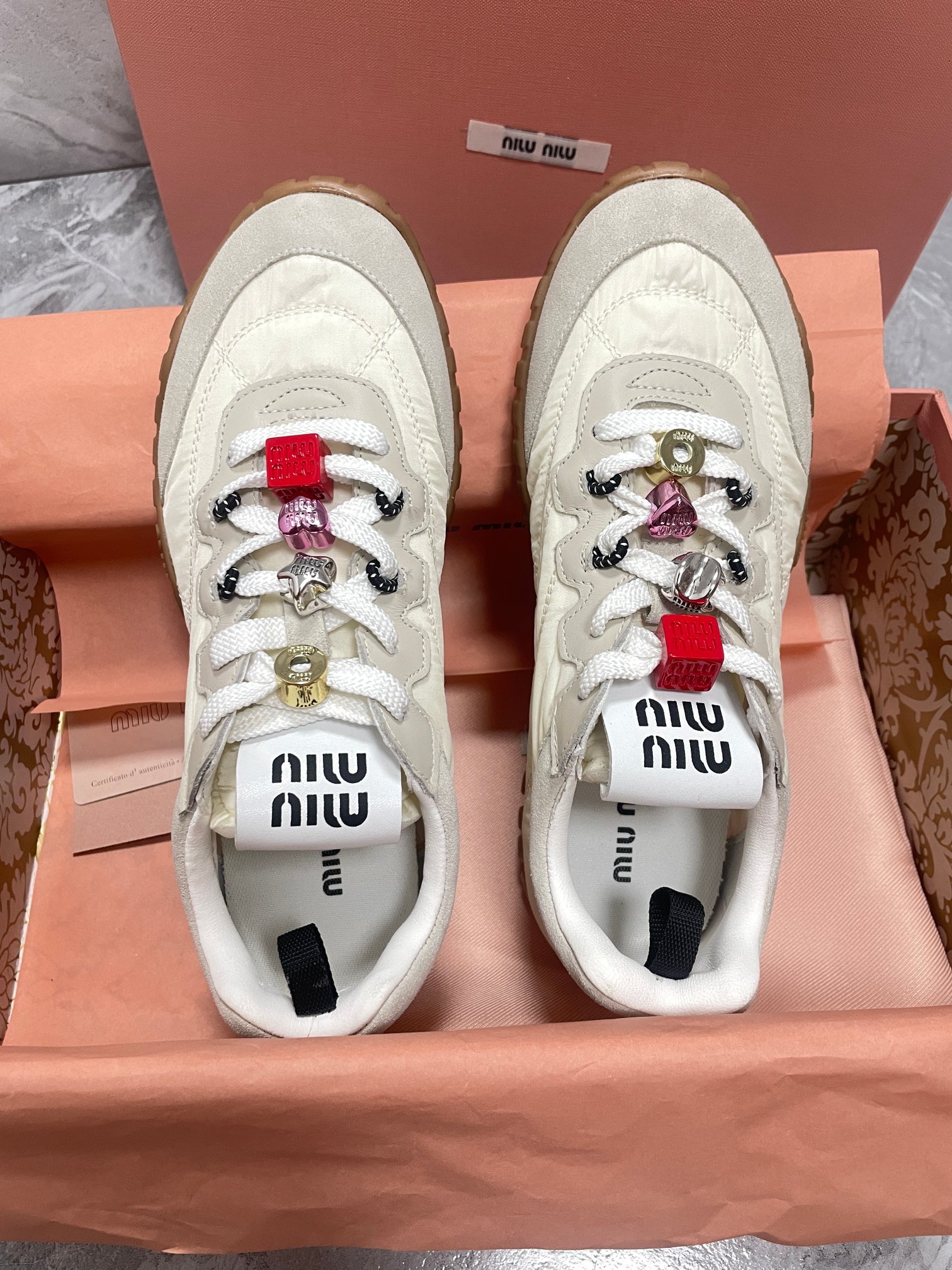 NO:234156,/#Mu Miu's new spring and summer style cookie shoes Forrest Gump shoes casual sneakers miumiu latest hits avant-garde and bold design. Miu Miu style is integrated with the simple lines of this thick-soled canvas sneaker. The chic logo is decorated on the tongue and back of the shoe, embellished with retro design, adding iconic elements!  Thick sole design defines avant-garde modern style. Original custom fabric/beef velvet. Original imported soft lamb wool. Original open molded anti-slip rubber outsole. Sole thickness is about 4.5cm. Size35-40 (40 customization is not returned or exchanged), casual shoes/sports shoes, miumiu, sneakers19860909/#缪缪春夏新款 饼干鞋 阿甘鞋休闲运动鞋 miumiu最新爆款 前卫大胆的设计,Miu Miu风格融于此款厚底帆布运动鞋的简约线条, 别致徽标饰于鞋舌与背面,点缀复古设计,平添标志性元素！厚底设计定义前卫的现代风格 面料原版定制布料/牛反绒 内里原版进口柔软羊羔毛 鞋底原版开模防滑橡胶大底 底厚约4.5cm Size35-40（40定制不退换）,休闲鞋/运动鞋,miumiu,sneakers,Women's Shoes