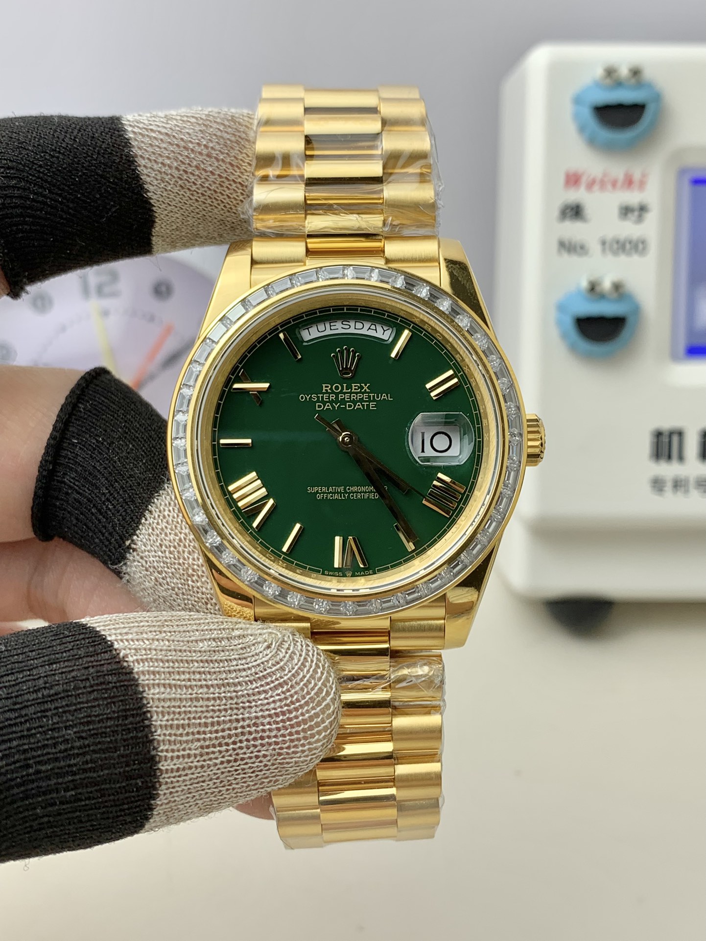 NO:391607,QF counterweight diamond gambling table green, gold-packing effect!  !  ,19860909QF 配重方钻赌桌绿 包金效果！！,,Watch