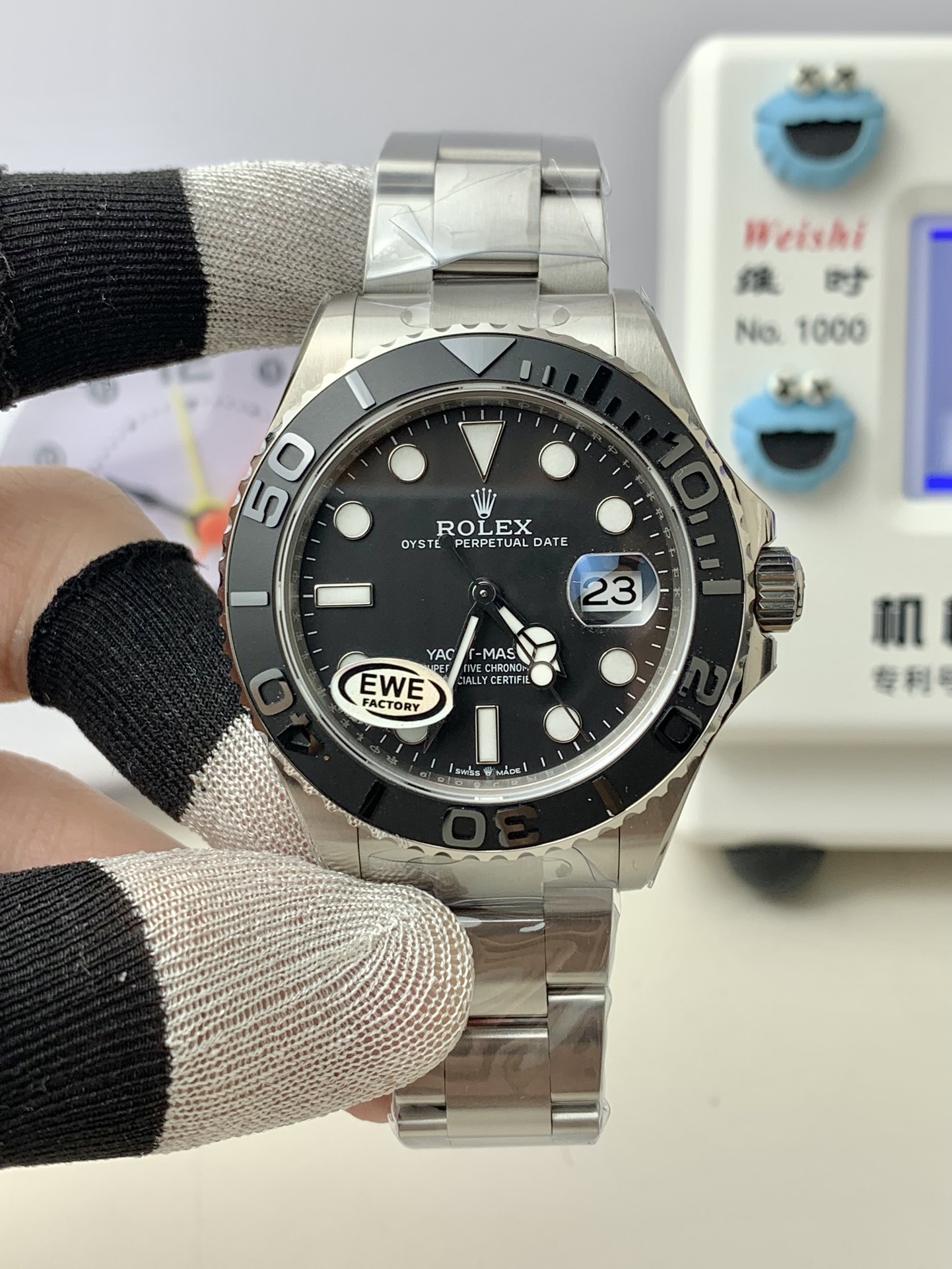 NO:156819,EWE new yacht master model 42 all titanium series ① Correct and adjust the direction of the time, reverse adjustment, consistent with the original version; ② Exclusive custom movement, instantaneous calendar, super long 72-hour kinetic energy; ③ RLX titanium case, strap, weighs only gram, and has the characteristics of lightness, sturdiness and corrosion resistance; ④ Alcohol black dial, top-grade Swiss ice blue luminous, polished font nails, color pairing; EWE produces, inevitable fine products, every extreme detail is the sincerity of EWE factory ingenious development.,19860909EWE新款游艇名仕型42全钛系列 ①修正调时方向,逆调顺转,与原版一致； ②独家定制机芯,瞬跳日历,超长72小时动能； ③RLX钛金属表壳,表带,重量仅有克,具备轻便,坚固与抗腐蚀的特性； ④醇黑色表盘,顶级瑞士冰蓝色夜光,打磨字钉,颜色对版； EWE出品,必然精品,每一个极致的细节都是 EWE工厂匠心开发的诚意.,,Watch