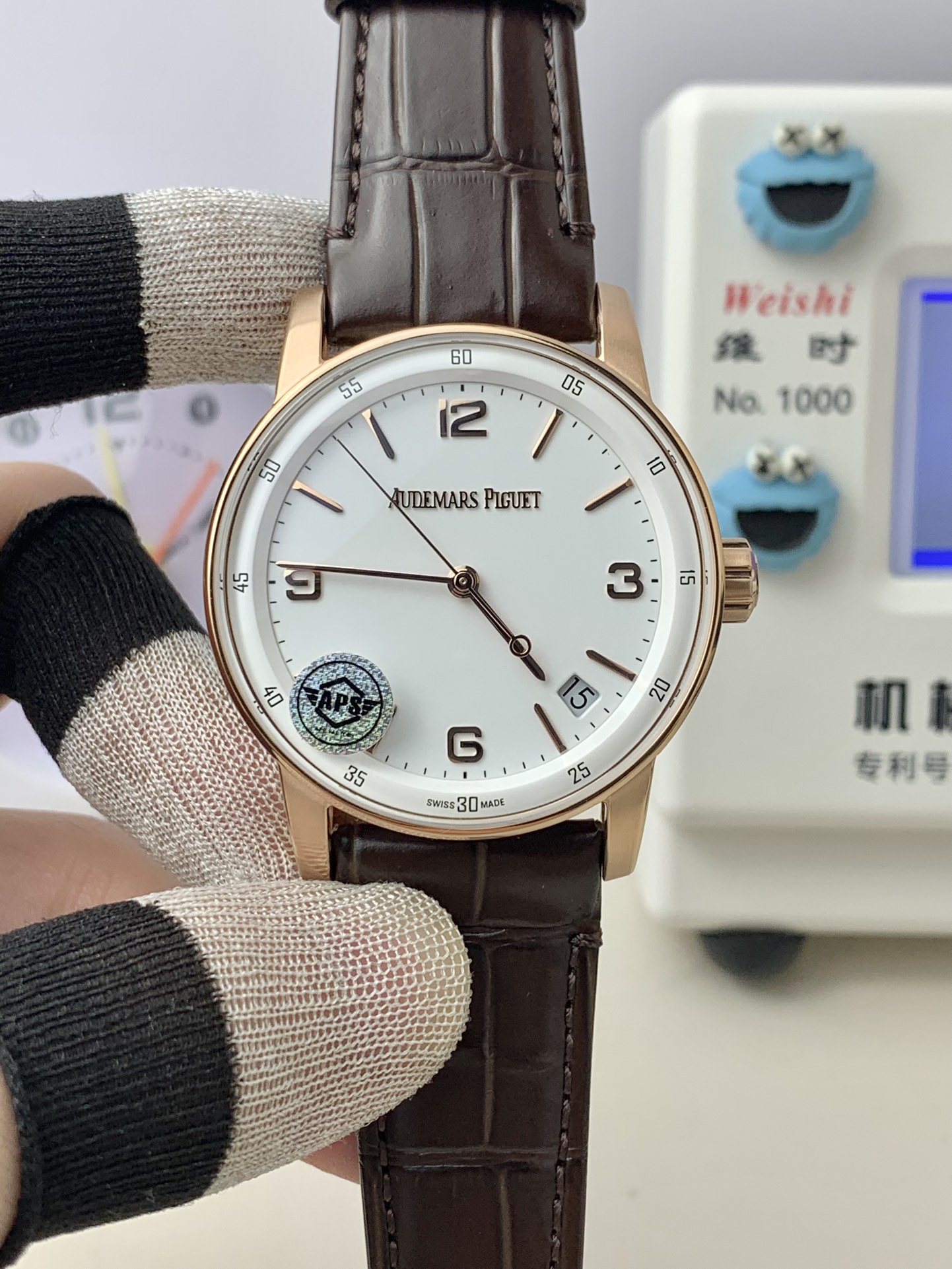 NO:391597,AS's new CODE15210 series Audemars Piguet CODE 11.59 series blue disc large three-pin automatic winding watch, with a case diameter of 41 mm. This size setting makes this watch suitable for both men and women. At the same time, the octagonal and round design of the case also makes this series stand out from the general round case watch. AS according to the original design, the round case is embedded in the octagonal middleware, the top of the hollow lug is fixed to the ultra-thin bezel by welding, and the bottom of the lug is cleverly connected to the back of the watch. The bezel, lugs and case are all satin-brushed, bevel chamfered and polished. The case thickness is 10.7 mm and can be easily stuffed into the cuffs of the shirt. AS is only for fine products, audemars19860909AS 新品CODE15210 系列 爱彼CODE 11.59系列蓝盘大三针自动上弦腕表,表壳直径为41毫米,这一尺寸的设定使得这枚腕表同时适合男士与女士佩戴.与此同时,表壳八角形与圆形融合的设计也让这一系列从一般的圆形表壳腕表中脱颖而出. AS根据原版设计,圆形表壳内嵌入八边形中间件,镂空表耳顶部通过焊接固定于超薄表圈上,表耳底部巧妙地与表背构成完美衔接.表圈、表耳和表壳均经过缎面拉丝、斜面倒角与抛光处理.表壳厚度为10.7毫米,可以轻松的塞进衬衣的袖口中. AS只为精品,,audemars,Watch