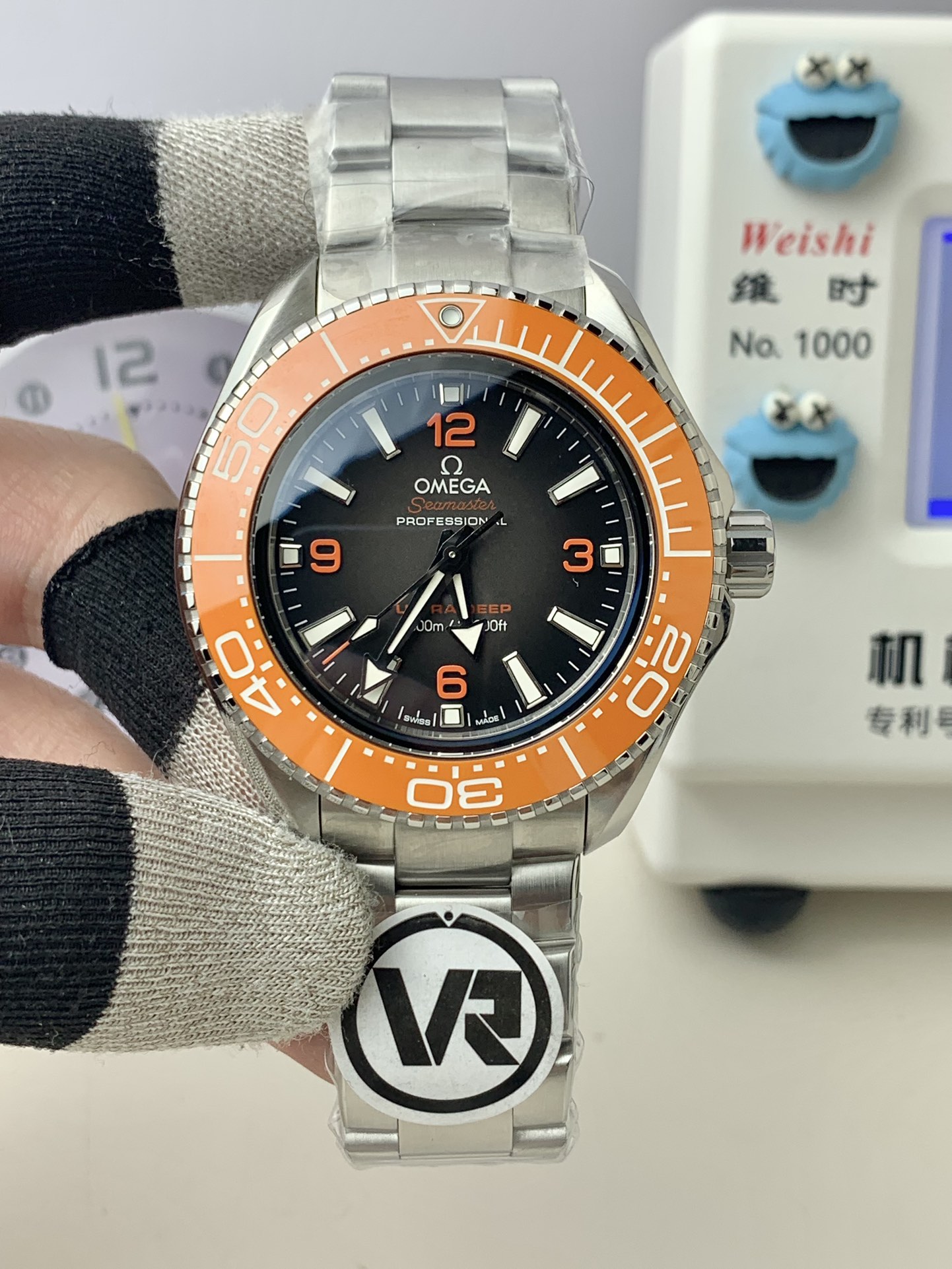 NO:156803,VR super new product - Omega Ocean Cosmic Mi Professional Diving Series watches. The overall design style and proportion are consistent with the ocean of the past. The slightly raised cone sapphire mirror design can withstand water pressure more, and there is no pressure in swimming and ordinary diving!  The ceramic bezel uses liquid metal filling technology, and it has a unique design in the industry. The real sense of materiality will definitely make you love it!  All fill parts of the pointer and the scale time scale have super luminous displays, and you are the most dazzling star in the dark!  The size of the entire watch is 45.5×18 mm, thanks to the distinctive designs on the bezel, case and bottom cover, the entire watch looks not as thick as imagined from the side. In order to achieve stronger waterproof, the screw-in bottom cover does not have a back transparent design. The back cover lasers the never-fading Sea God modeling pattern according to different models. The exclusive custom-made Cal.8912 integrated movement is used inside, and the dense bottom back cover is even more flawless. The strap has an ergonomic design, and the buckle can be fine-tuned. The original mold cast of the entire watch is full of details. It must be a fine product for VR!  , omega19860909VR超级新品——欧米茄海洋宇宙米专业潜水系列腕表,整体设计风格和造型比例与当年的海洋一脉相承,略带凸起的圆锥形蓝宝石表镜设计,更加能承受住水压,游泳和普通潜水完全没压力！ 陶瓷表圈用上了液态金属填充技术,业内独一无二的设计,实物质感肯定能让您爱不释手！ 指针和刻度时标所有的填充部分均有超强夜光显示,黑暗中您就是那颗最耀眼的星星！ 整表45.5×18毫米的尺寸,得益于表圈、表壳和底盖上各种层次分明的设计,使得整枚腕表从侧面看上去并没有想象中那么厚重. 旋入式底盖为了实现更强的防水,这枚腕表并没有做背透设计,后盖根据不同的型号镭射出永不褪色的海神造型图案. 内部使用了独家定制的Cal.8912一体机芯,密底后盖更加是无破绽.表带增加了人体工程学设计,表扣可以进行微调装置. 整表原版开模铸造,细节满满,VR出品 必属精品！,,omega,Watch