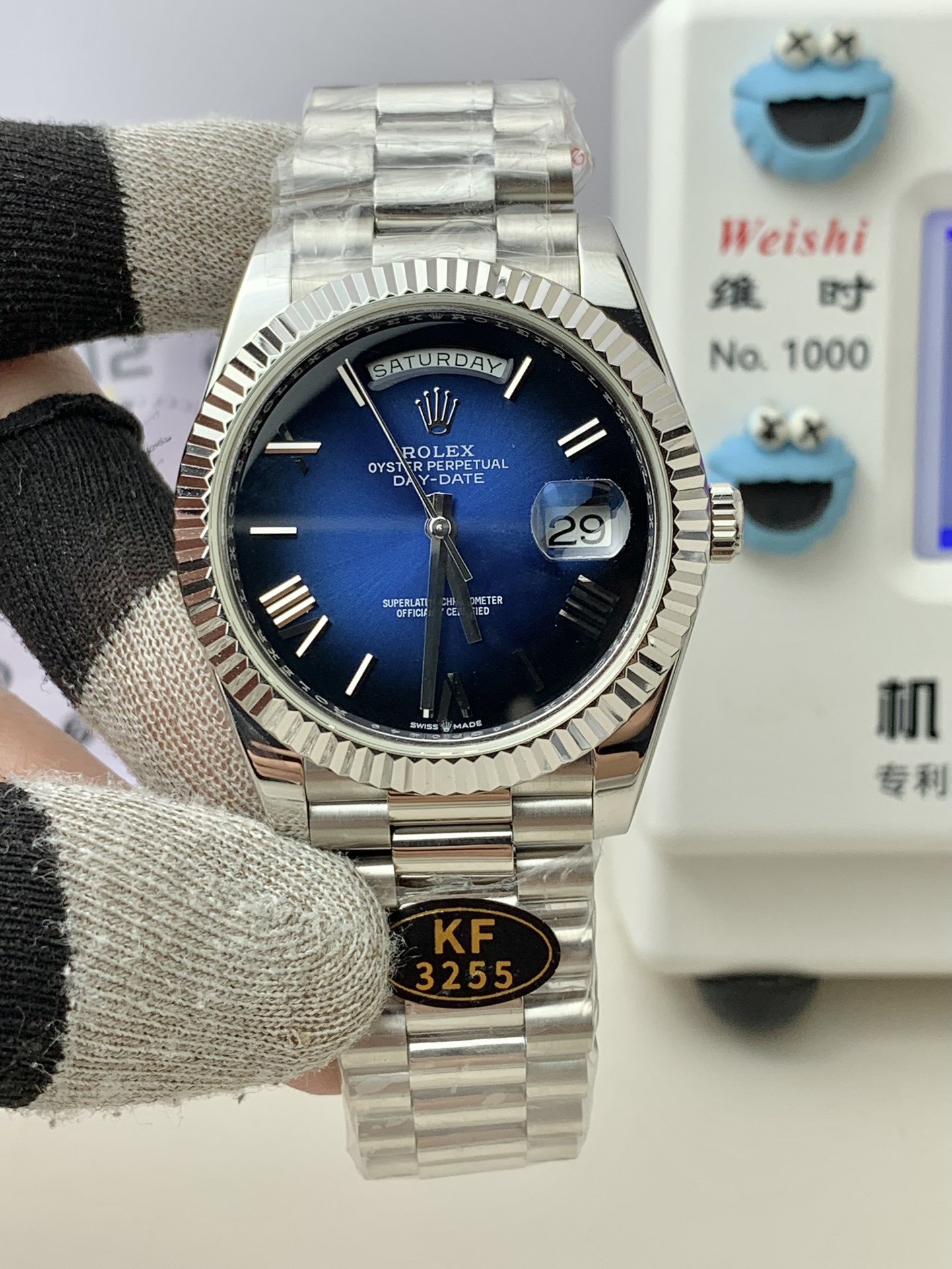 NO:156775,All the amazing things come from continuous breakthroughs and another super copy weekly calendar DAY-DATE40 series in cloning history - a heavy version (the weight of the official watch is about York). Breaking through the limits of traditional craftsmanship, the conventional stainless steel material on the market has a specific gravity of 8, the counterweight material has a specific gravity of 12.5, and the official K gold specific gravity of 16.5. We have developed a special material comparable to the specific gravity of K gold. The products cast through this material can be infinitely close to the K gold case in terms of weight and texture.  There are two options for the entire series of products. It is equipped with the Asina 2836 movement, which is about gram-high weight, and the customized version of Cal.vr movement is about 195 grams. For watch friends who like Jinlao, they can detoxify and say goodbye to the embarrassing scene of light and fluttering. Whether it is gold, platinum or rose gold, the product has a reinforced color to make it less likely to oxidize and fade. The details of the entire watch are full of sincerity, and even the steel mark on the back can clearly see the three-dimensional pattern, etc., KF produces it. It must be a fine product.,, gold19860909所有的惊艳——都源自于不断地突破,克隆史上又一款超级副本星期日历型DAY-DATE40系列——足重版（官方整表重量约克左右）. 突破传统工艺极限市面常规的不锈钢材料比重为8,配重材料比重为12.5,官方K金比重是16.5,而我们研制出可媲美K金比重的特殊材质,经此材质铸造出来的产品能与K金表壳,在份量与质感上无限接近. 全系列产品可供两个选择,搭载稳定性之王Asina2836机芯是克左右的足重版,搭载定制版Cal.vr机芯是195克左右的配重版.针对喜欢金劳的表友,从此可以解毒告别上手轻飘飘的尴尬场景,不管是黄金色、铂金色还是玫瑰金色,产品均有加强固色使其更加不容易氧化褪色.整表细节之处满满皆是诚意,就连背部的狗头标钢印都可以清晰的看到立体纹路等等,KF出品 必属精品.,,gold,Watch