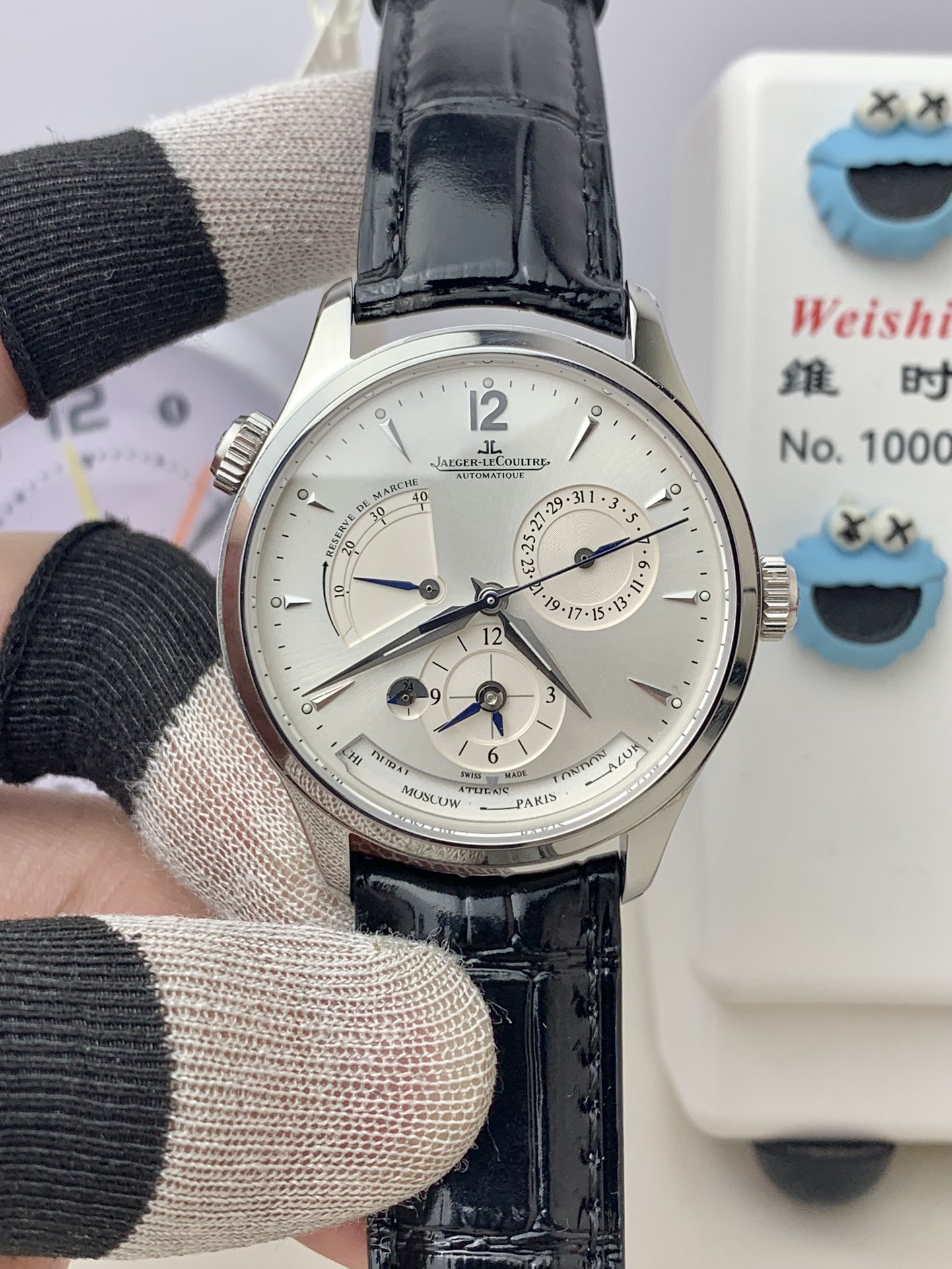 NO:754894,[9F Factory new product] Jaeger-LeCoultre Geographer Q1428421 watch, [Wonderful details] Watch size 39mmX11.9  True to authenticity, relying on Jaeger-LeCoultre's rich experience in replicating, it perfectly restores the charm and details of the case, and controls the thickness to be consistent with the original version. The lugs are extremely natural, the case body is finely polished, and the two pieces of sapphire glass at the front and back are extremely transparent, perfectly connected with the case. [Technical Breakthrough]  The Japanese MIYOTA core with stable performance is used to modify the Jaeger-LeCoultre CAL.939A/1 movement to realize all original functions - including hours, minutes, seconds, date, day and night display, world time display and power reserve display. The repair rate is extremely low!  Powerful, it is one of the most powerful and best-made products among replica watches. [Belt Buckle] Black hand-stitched Italian cowhide with crocodile skin pattern, paired with Jaeger-LeCoultre classic folding clasp (interchangeable with genuine products) for perfect texture and ultimate experience.,,jaeger-lecoultre,cowhide,crocodile skin19860909【9F Factory 新品】积家地理学家Q1428421腕表,【精彩细节】腕表尺寸39mmX11.9 吻合正品凭借丰富的积家复刻经验,完美还原表壳神韵和细节,将厚度控制的与原版一致.表耳过度自然,壳身打磨精细,前后两片蓝宝玻璃通透无比,完美与壳衔接.【技术突破】采用性能稳定的日本MIYOTA.芯改积家CAL.939A/1型机芯,实现原装全部功能——包括时分秒,日期,白天黑夜显示,世界时显示还有动力储存显示.返修率极低！功能强大,是目前复刻表中功能最强大,做工最好的产品没有之一.【皮带扣】黑色手工缝线意大利牛皮压鳄鱼皮纹,搭配积家经典折叠表扣（可与正品通用互换）完美质感,极致体验.,,jaeger-lecoultre,cowhide,crocodile skin,Watch