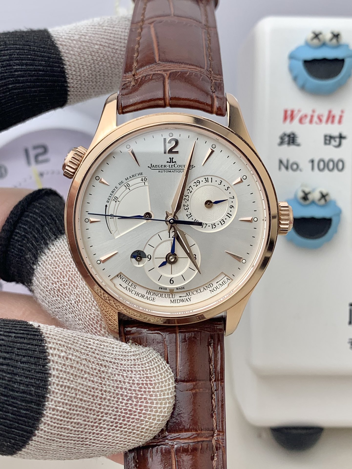 NO:157423,[9F Factory New Product] Jaeger-LeCoultre Geographician Q1428421 watch, [Excellent Details] The watch size is 39mmX11.9. With rich Jaeger-LeCoultre’s reproduction experience, it perfectly restores the charm and details of the case, and controls the thickness consistent with the original version. The lugs are too natural, the shell body is polished finely, and the two pieces of sapphire glass in the front and back are extremely transparent, perfectly connected to the shell. [Technical Breakthrough] The stable performance of Japanese MIYOTA core is used to change to Jaeger-LeCoultre CAL.939A/1 movement to realize all the original functions - including hours, minutes, seconds, date, day and night display, world time display and power reserve display. The re-repair rate is extremely low!  Powerful, it is one of the most powerful and best-crafted products in the replica watch. [Belt buckle] Black hand-stitched Italian cowhide crocodile leather pattern, paired with Jaeger-LeCoultre (can be exchanged with authentic products) perfect texture and ultimate experience.,,jaeger-lecoultre,cowhide,crocodile skin19860909【9F Factory 新品】积家地理学家Q1428421腕表,【精彩细节】腕表尺寸39mmX11.9 吻合正品凭借丰富的积家复刻经验,完美还原表壳神韵和细节,将厚度控制的与原版一致.表耳过度自然,壳身打磨精细,前后两片蓝宝玻璃通透无比,完美与壳衔接.【技术突破】采用性能稳定的日本MIYOTA.芯改积家CAL.939A/1型机芯,实现原装全部功能——包括时分秒,日期,白天黑夜显示,世界时显示还有动力储存显示.返修率极低！功能强大,是目前复刻表中功能最强大,做工最好的产品没有之一.【皮带扣】黑色手工缝线意大利牛皮压鳄鱼皮纹,搭配积家经典折叠表扣（可与正品通用互换）完美质感,极致体验.,,jaeger-lecoultre,cowhide,crocodile skin,Watch